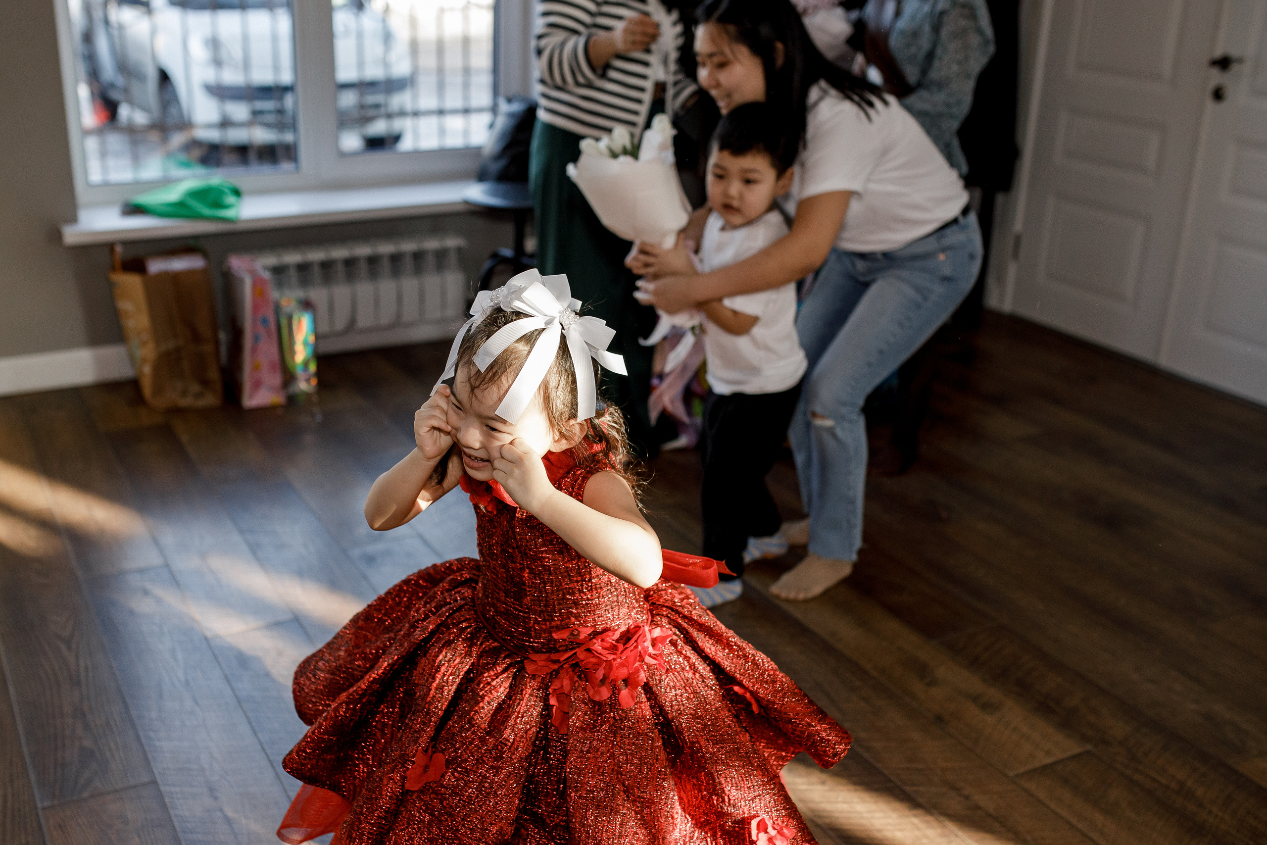 Сказка в красном: фотосессия для девочки в ярком платье: Детская фотография. Семейный и свадебный фотограф Ростове-на-Дону