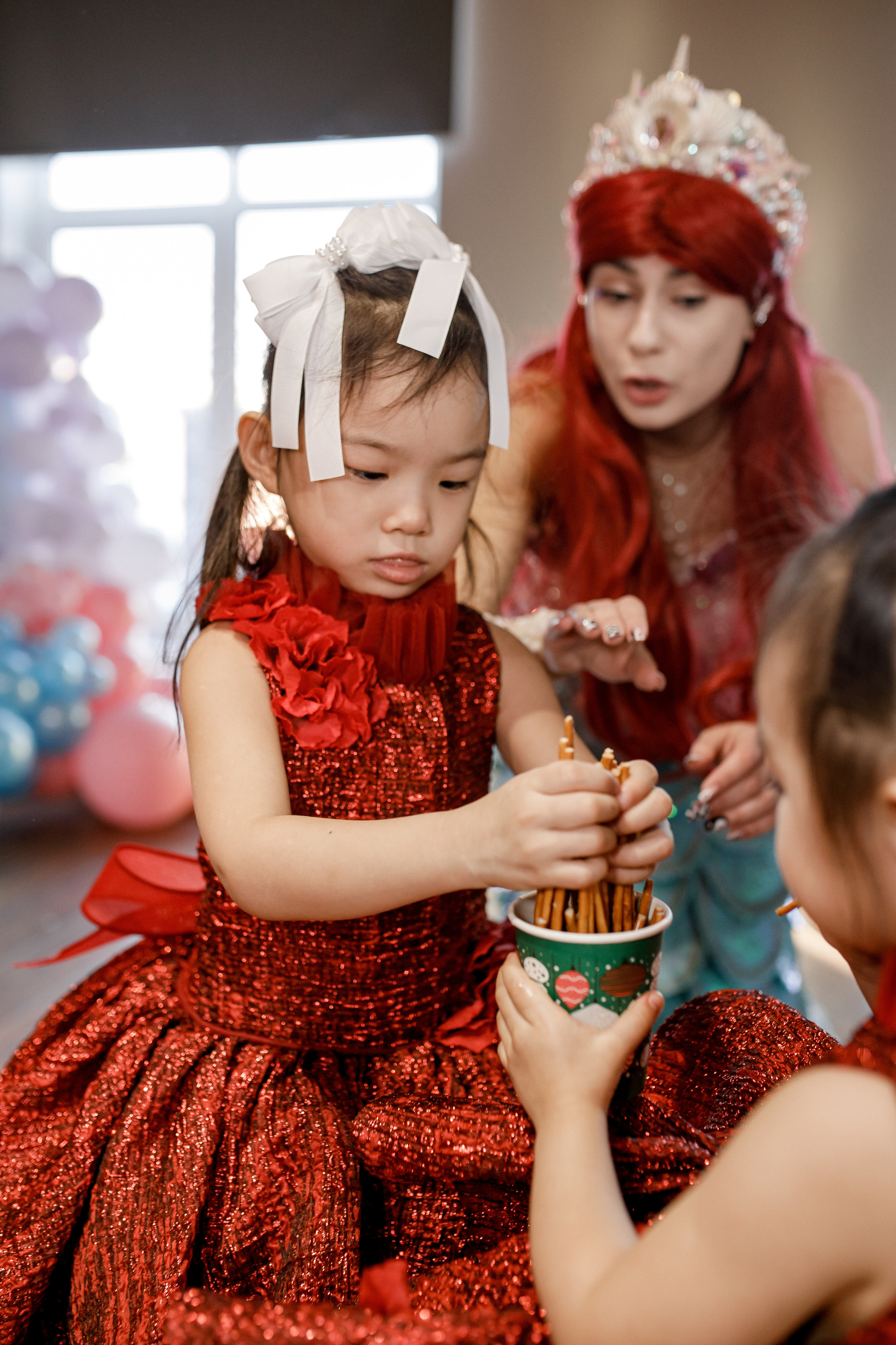 Сказка в красном: фотосессия для девочки в ярком платье: Детская фотография. Семейный и свадебный фотограф Ростове-на-Дону