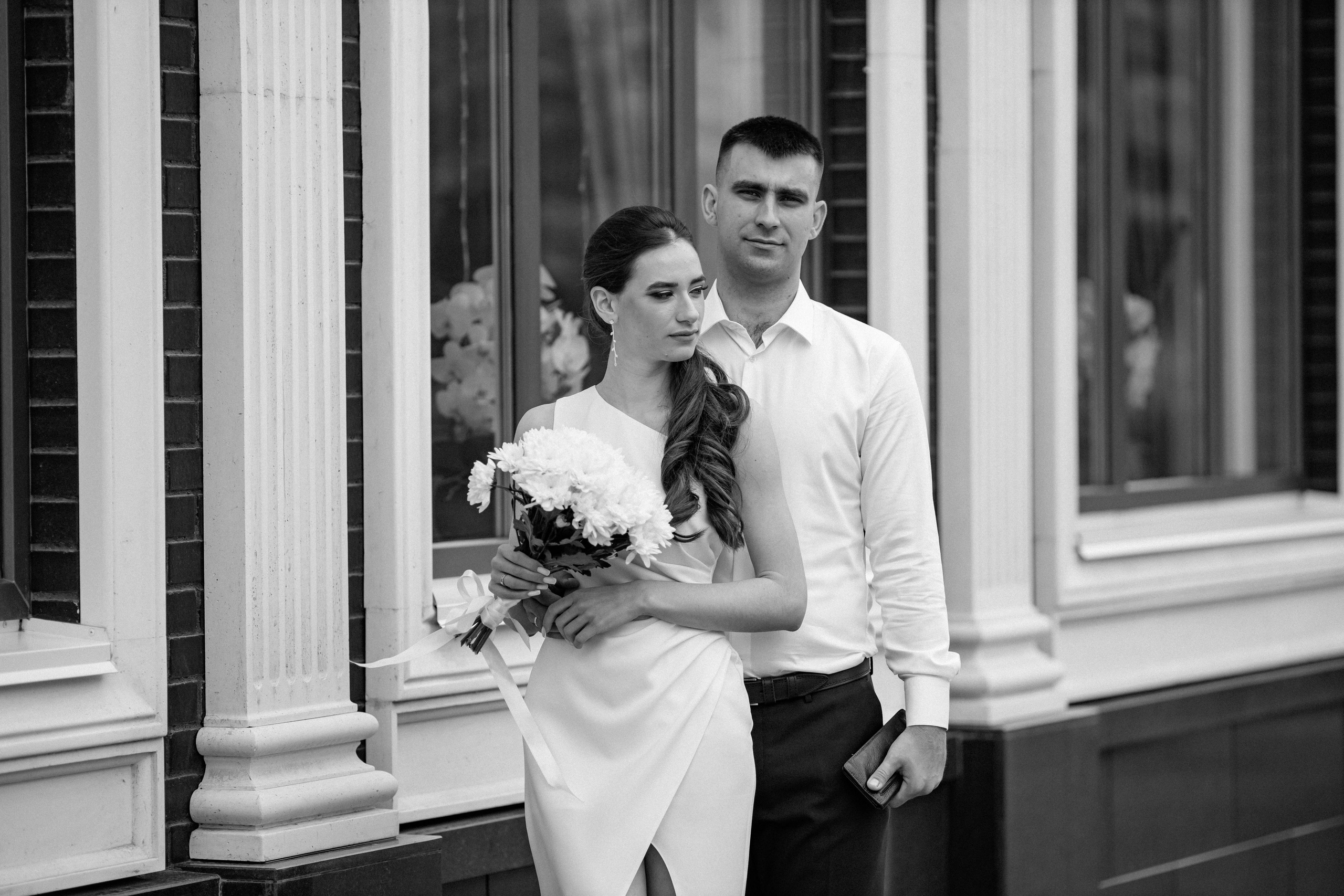 Белый интерьер, яркая любовь: свадебный альбом среди полок. Семейный и свадебный фотограф Ростове-на-Дону