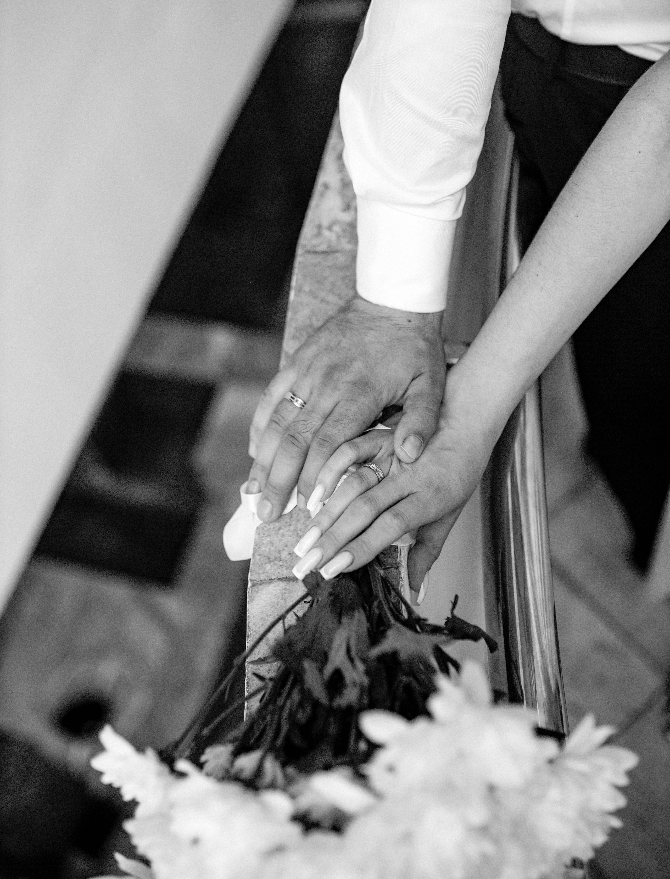 Белый интерьер, яркая любовь: свадебный альбом среди полок. Семейный и свадебный фотограф Ростове-на-Дону