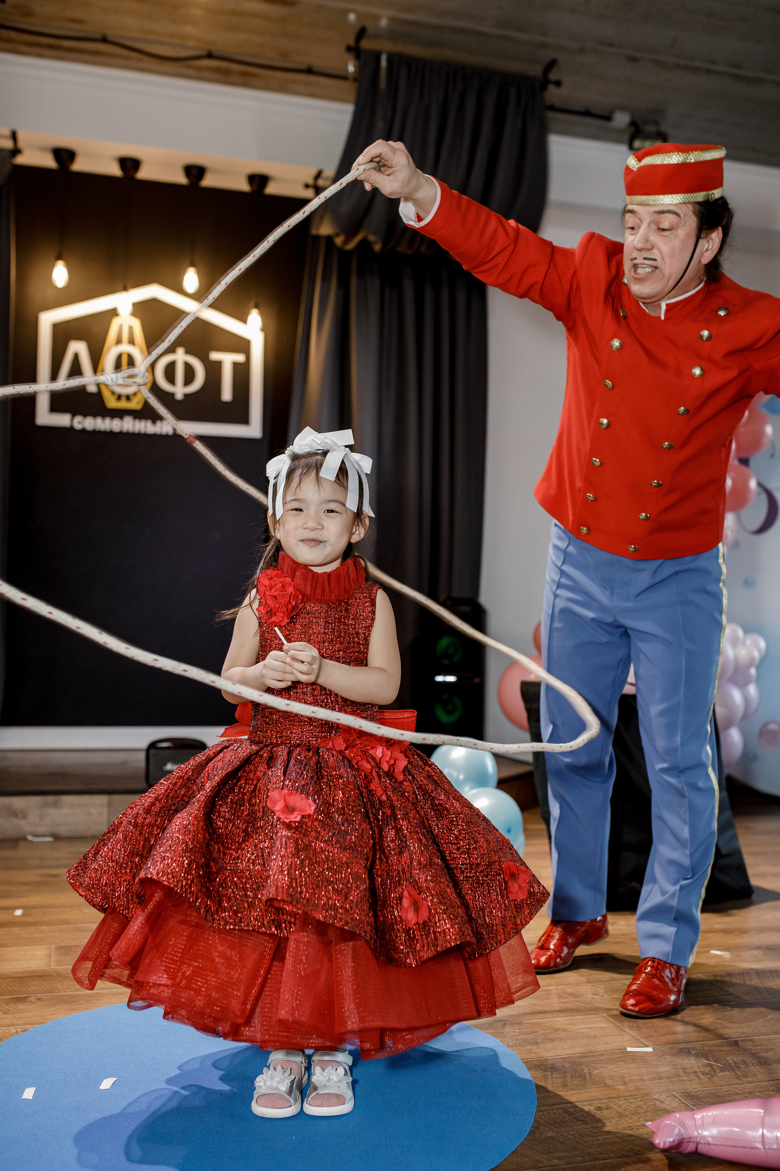 Сказка в красном: фотосессия для девочки в ярком платье: Детская фотография. Семейный и свадебный фотограф Ростове-на-Дону