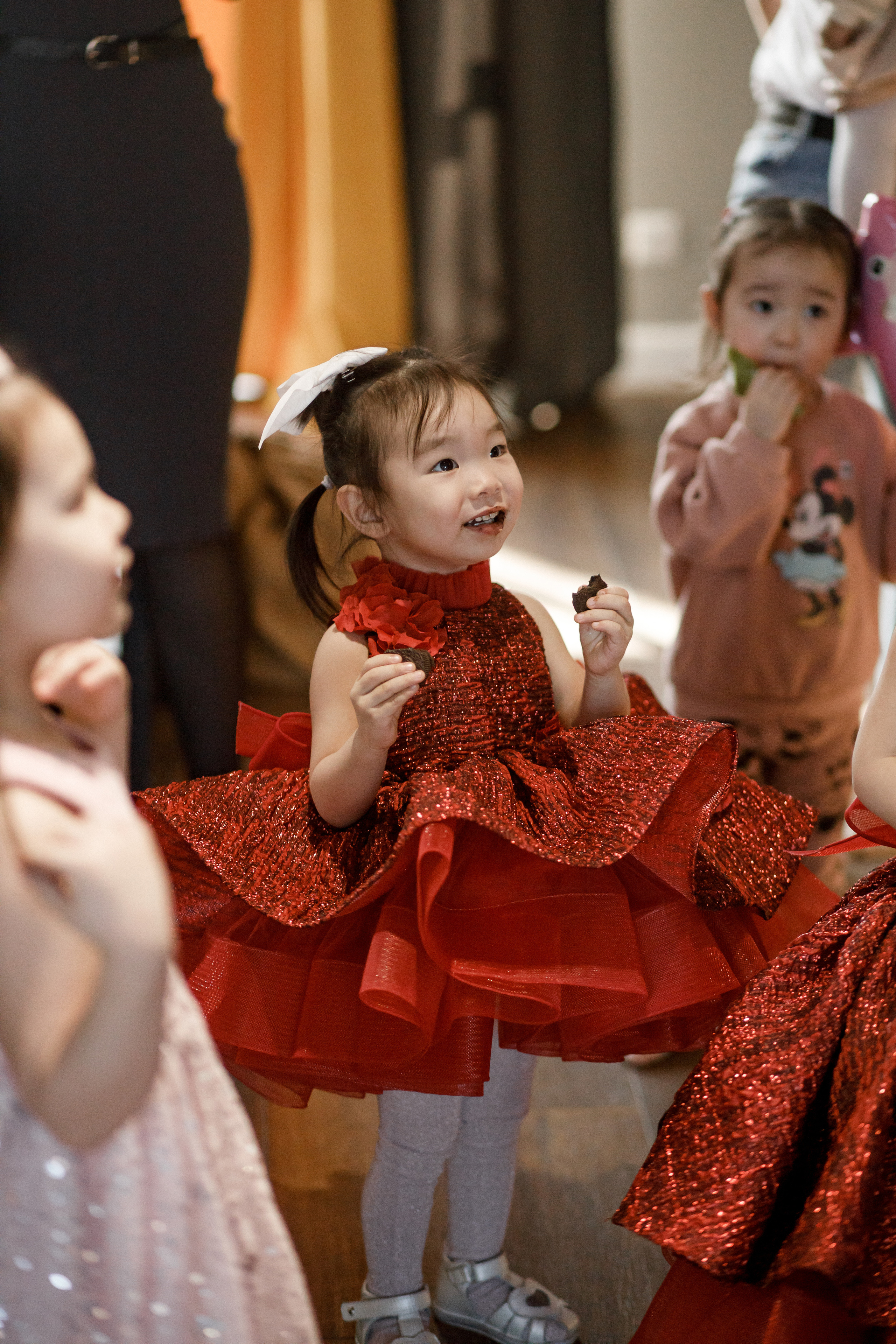 Сказка в красном: фотосессия для девочки в ярком платье: Детская фотография. Семейный и свадебный фотограф Ростове-на-Дону