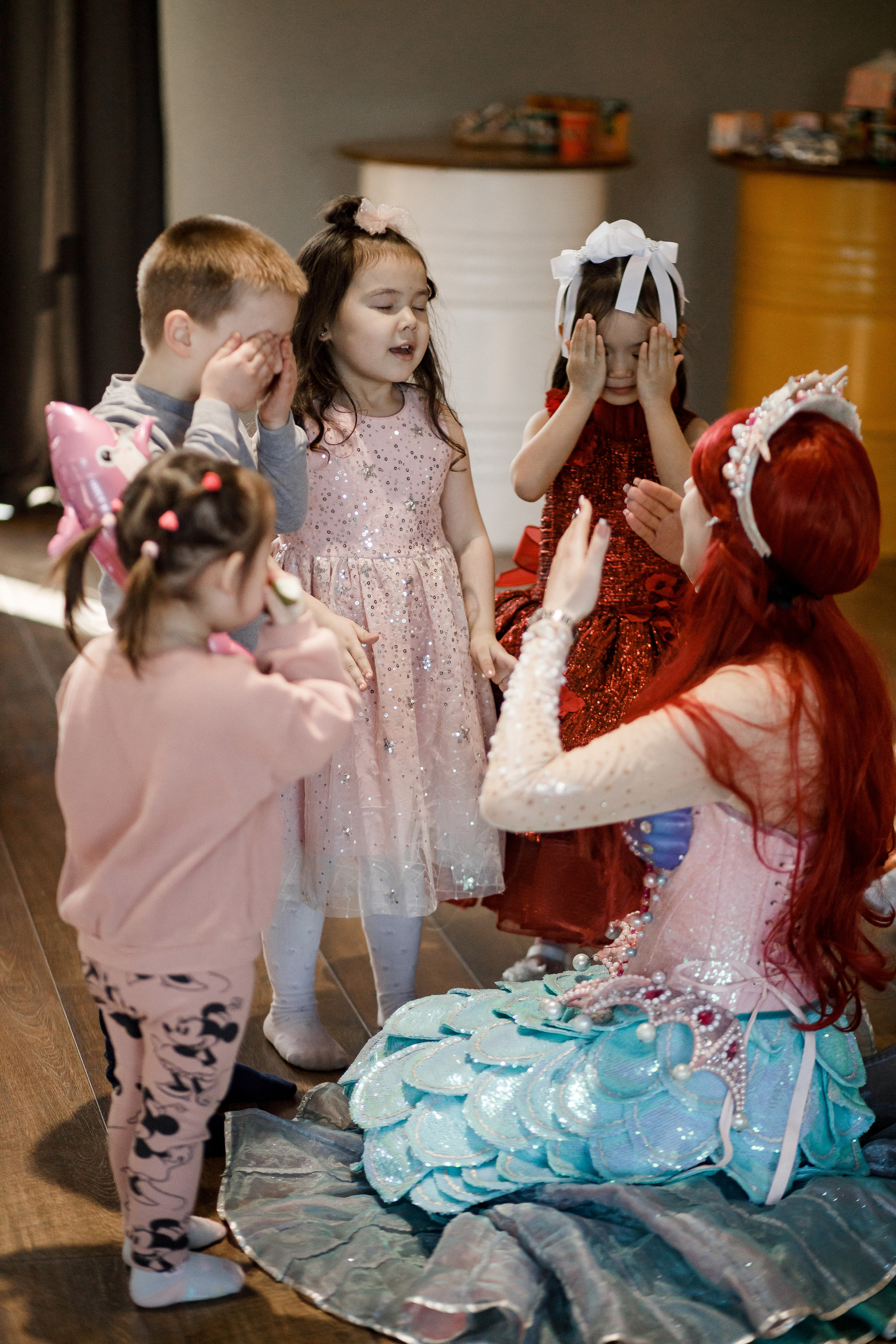 Сказка в красном: фотосессия для девочки в ярком платье: Детская фотография. Семейный и свадебный фотограф Ростове-на-Дону