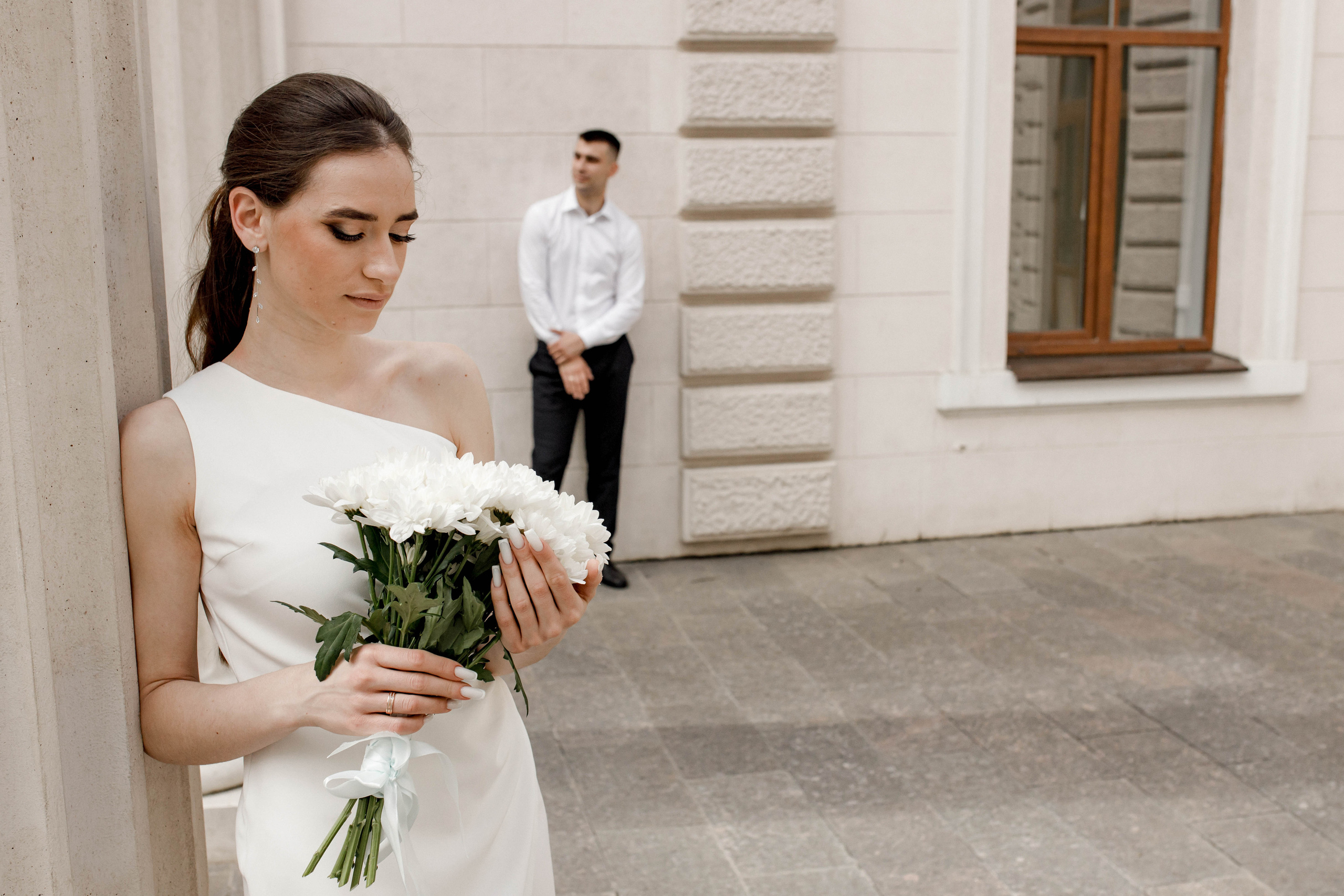 Белый интерьер, яркая любовь: свадебный альбом среди полок. Семейный и свадебный фотограф Ростове-на-Дону