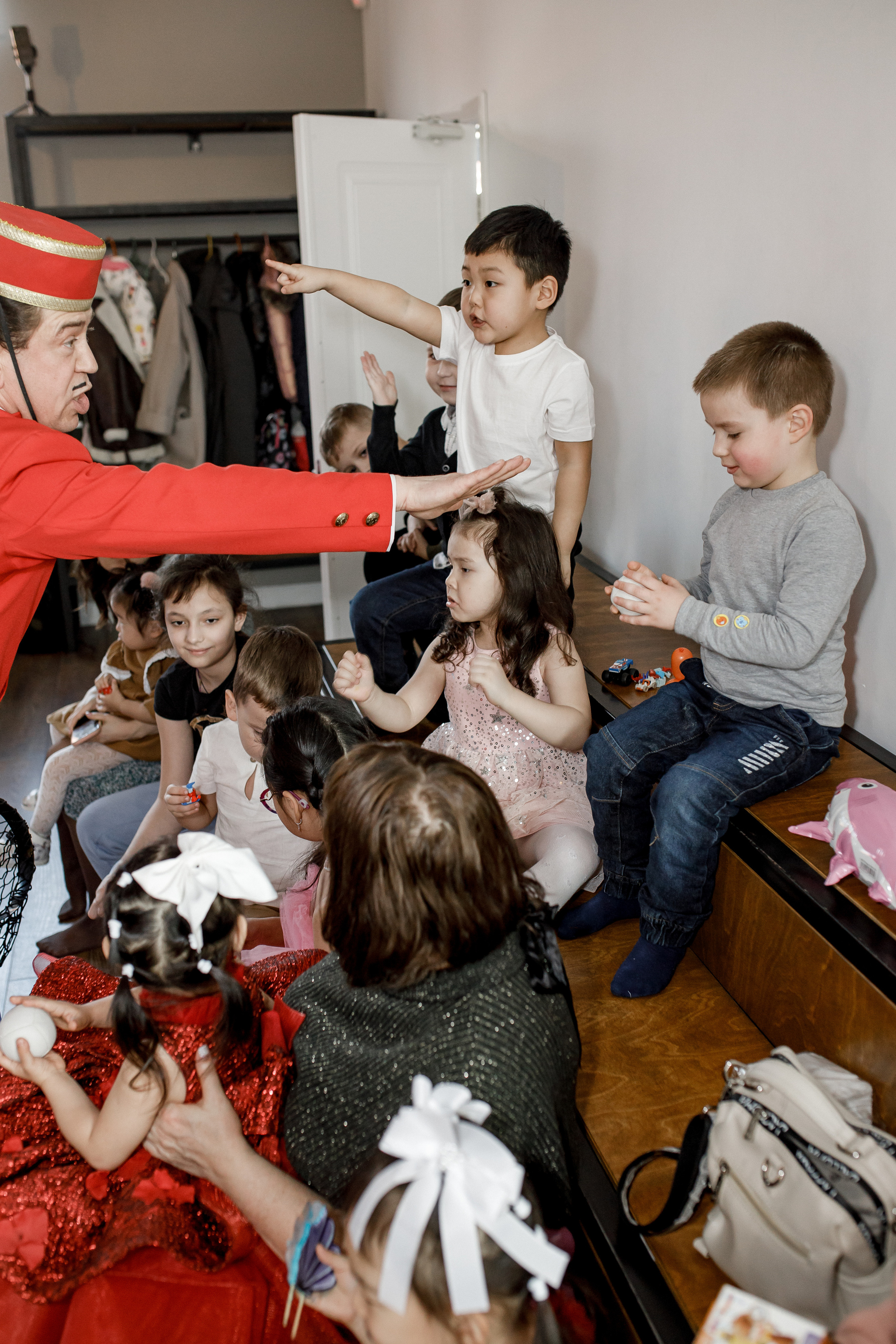 Сказка в красном: фотосессия для девочки в ярком платье: Детская фотография. Семейный и свадебный фотограф Ростове-на-Дону