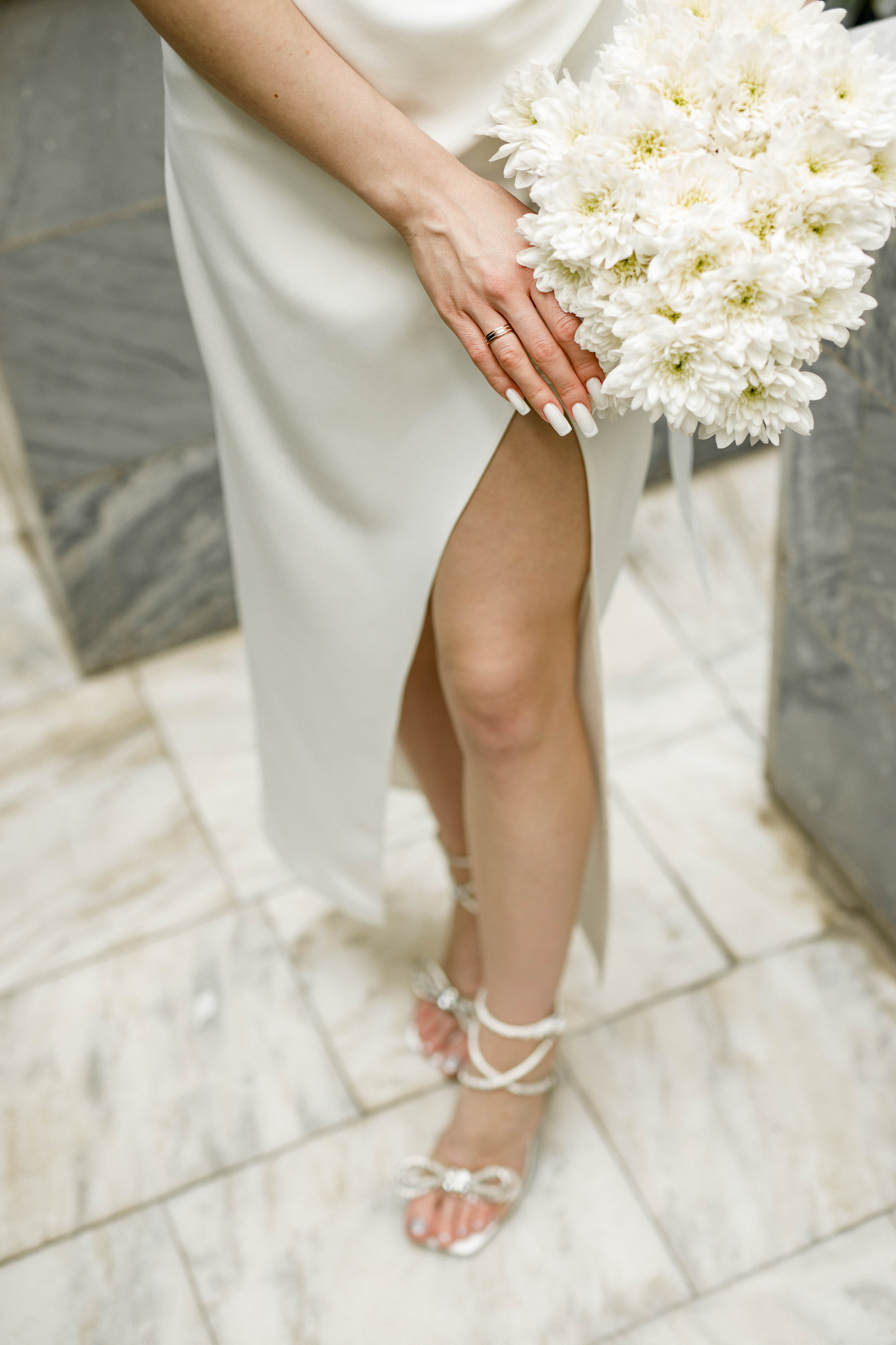 Белый интерьер, яркая любовь: свадебный альбом среди полок. Семейный и свадебный фотограф Ростове-на-Дону