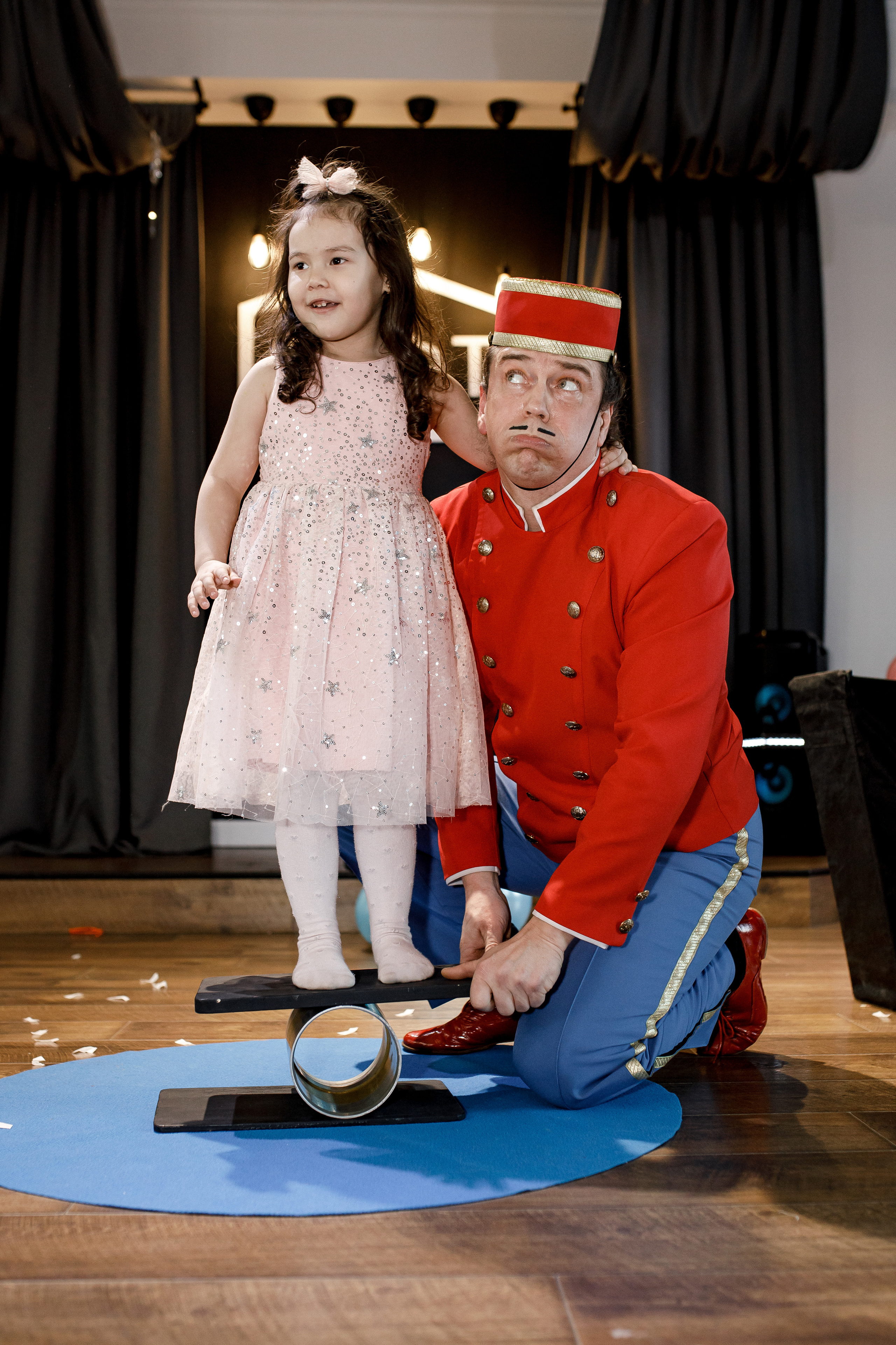 Сказка в красном: фотосессия для девочки в ярком платье: Детская фотография. Семейный и свадебный фотограф Ростове-на-Дону