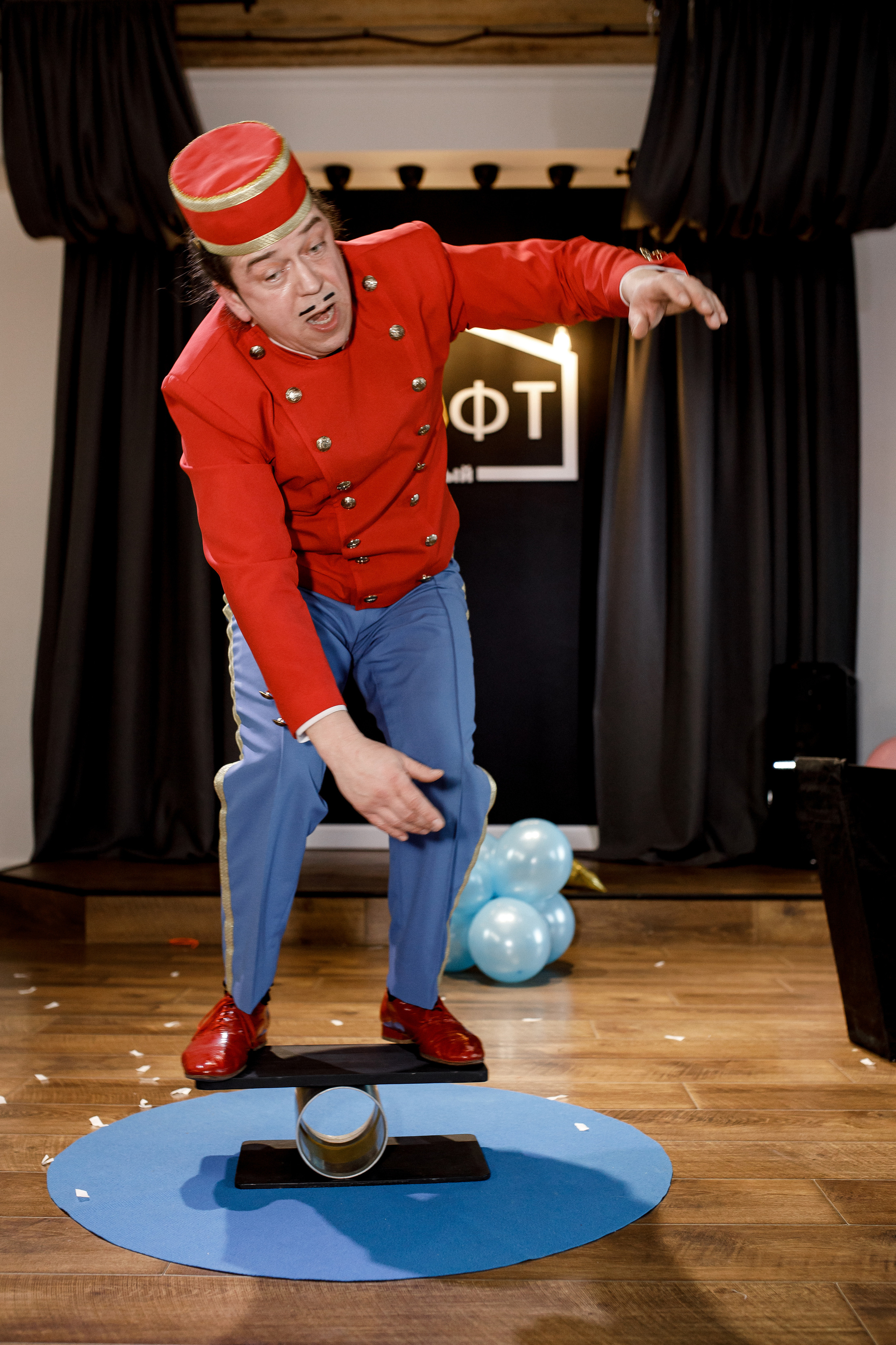 Сказка в красном: фотосессия для девочки в ярком платье: Детская фотография. Семейный и свадебный фотограф Ростове-на-Дону