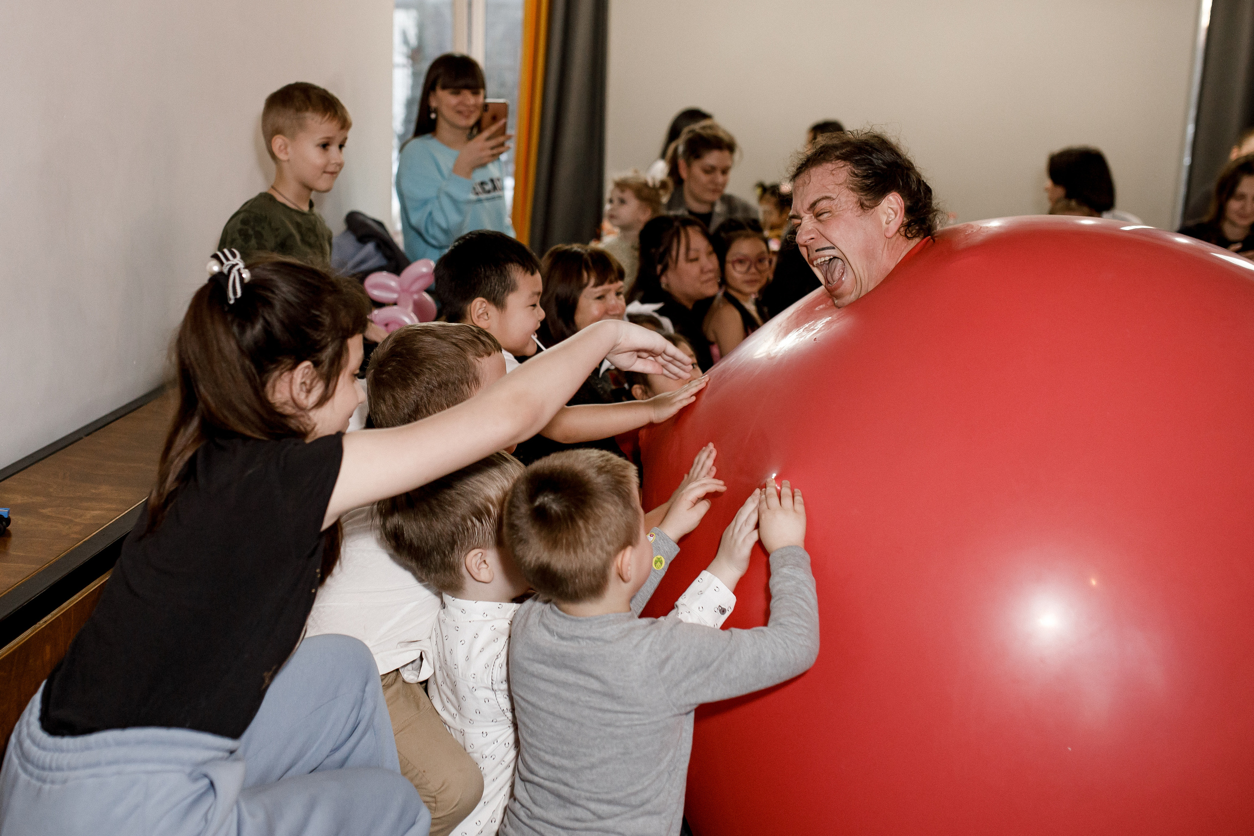 Сказка в красном: фотосессия для девочки в ярком платье: Детская фотография. Семейный и свадебный фотограф Ростове-на-Дону