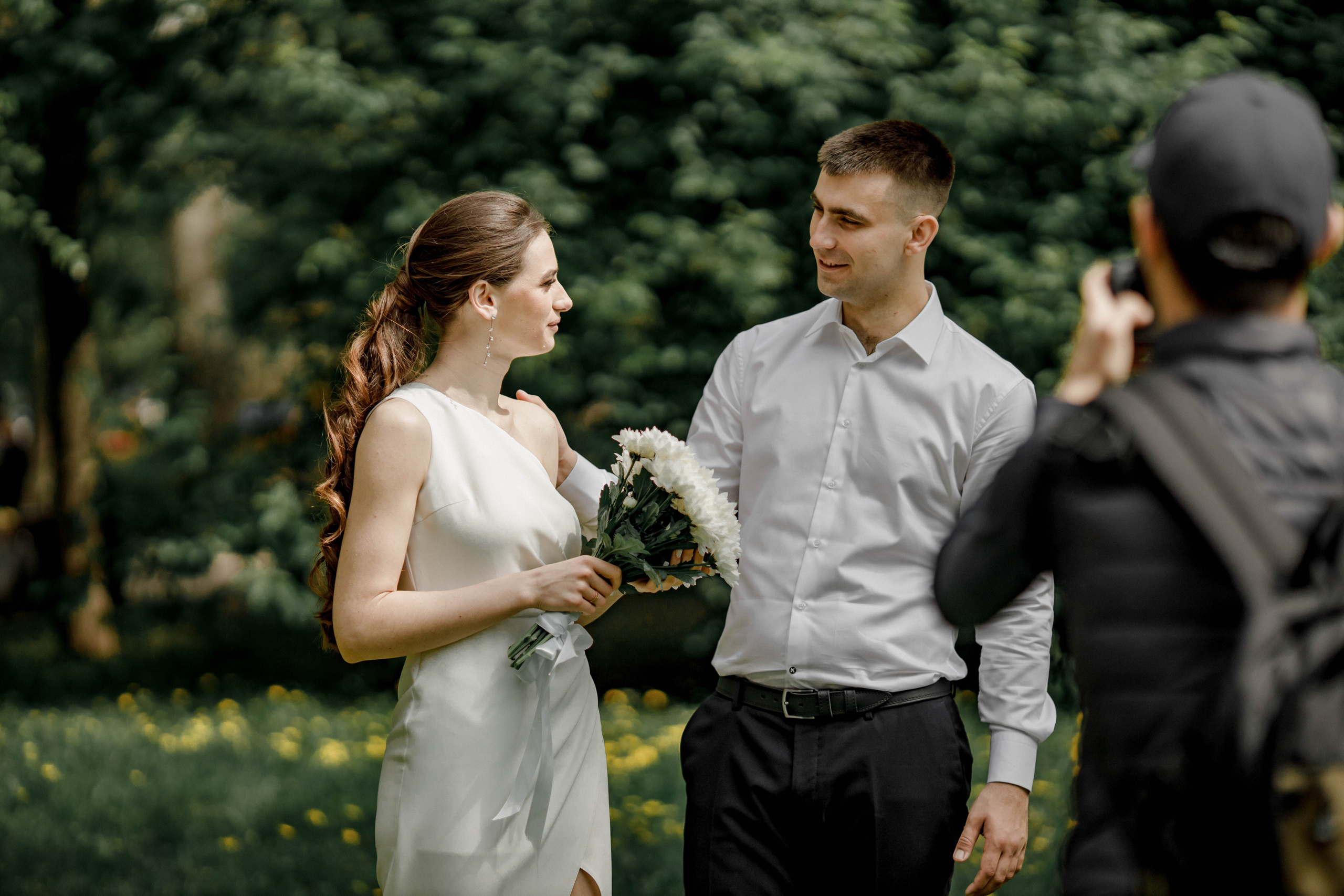 Белый интерьер, яркая любовь: свадебный альбом среди полок. Семейный и свадебный фотограф Ростове-на-Дону