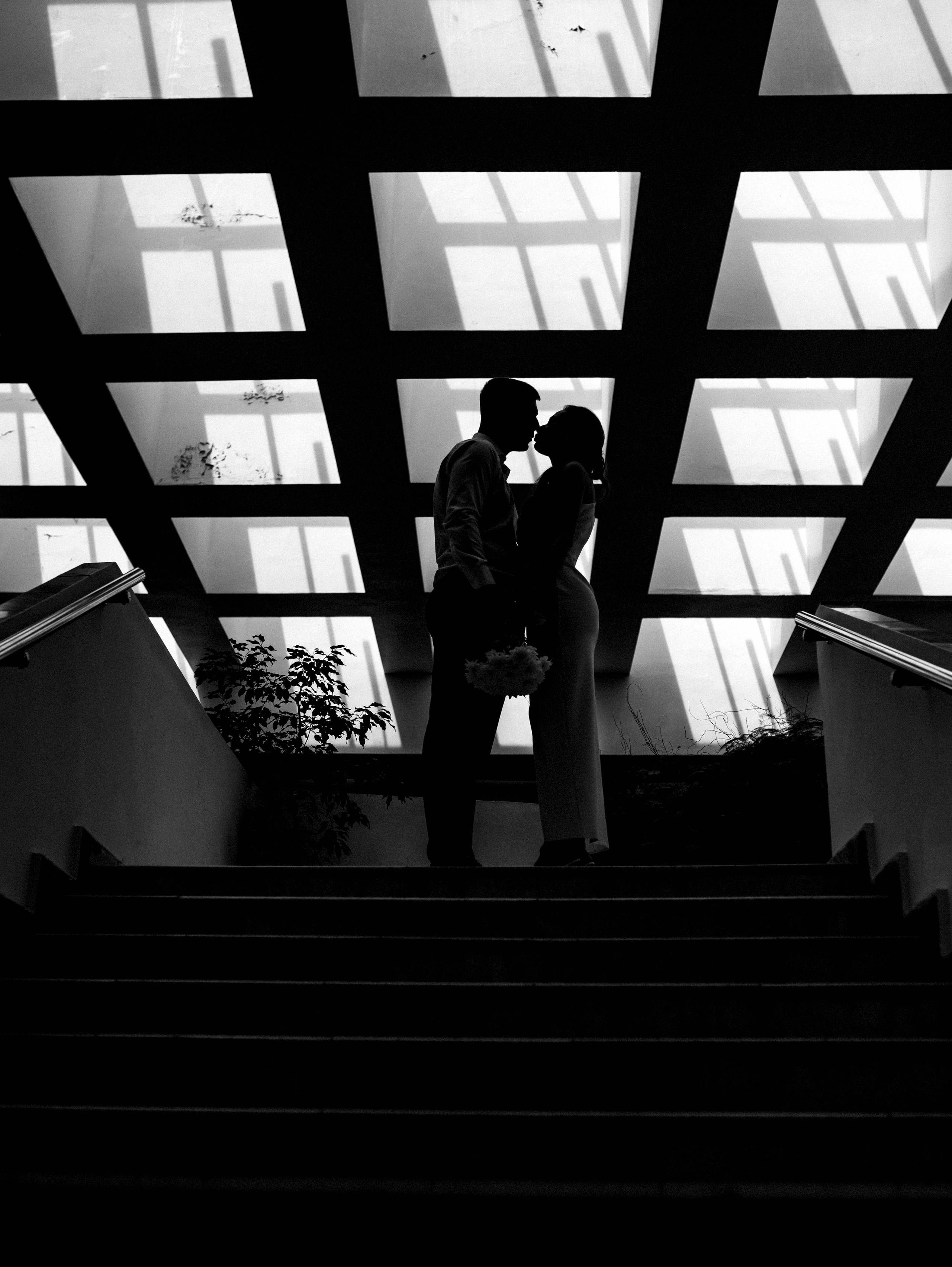 Белый интерьер, яркая любовь: свадебный альбом среди полок. Семейный и свадебный фотограф Ростове-на-Дону