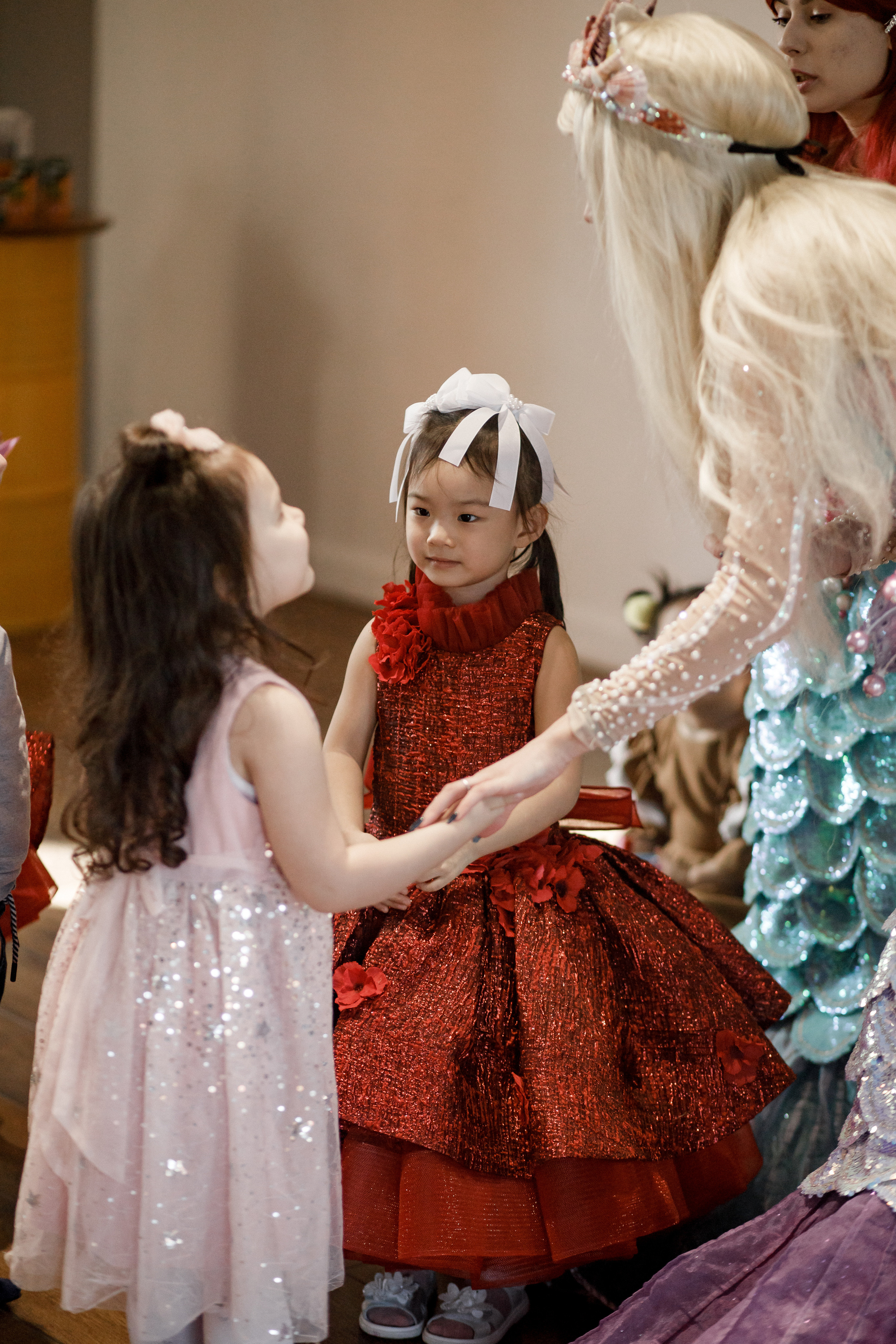 Сказка в красном: фотосессия для девочки в ярком платье: Детская фотография. Семейный и свадебный фотограф Ростове-на-Дону