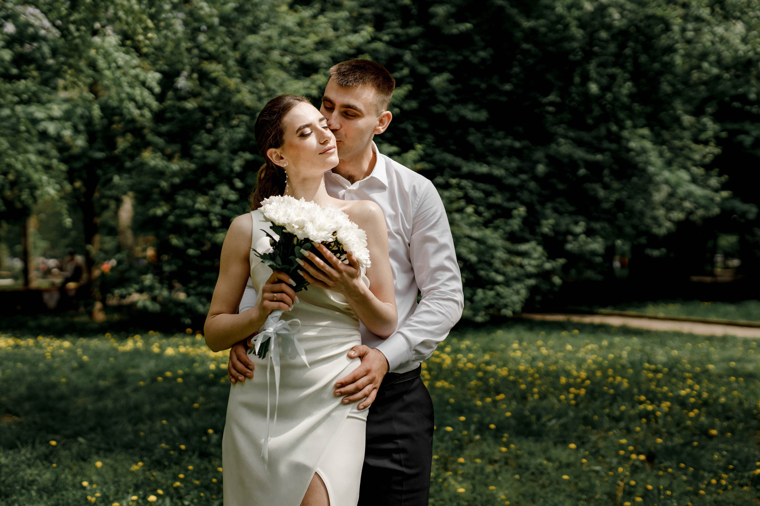 Белый интерьер, яркая любовь: свадебный альбом среди полок. Семейный и свадебный фотограф Ростове-на-Дону