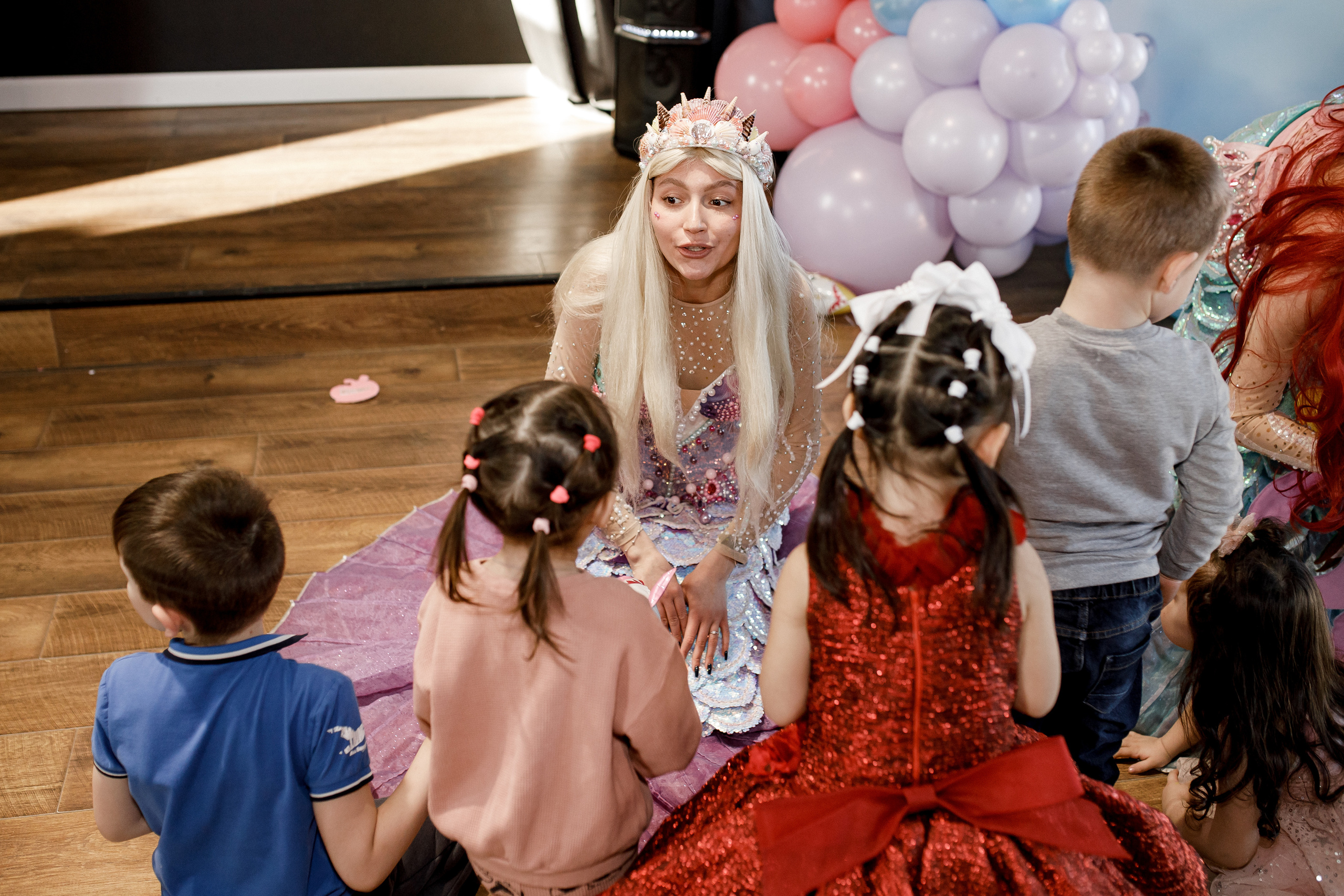 Сказка в красном: фотосессия для девочки в ярком платье: Детская фотография. Семейный и свадебный фотограф Ростове-на-Дону