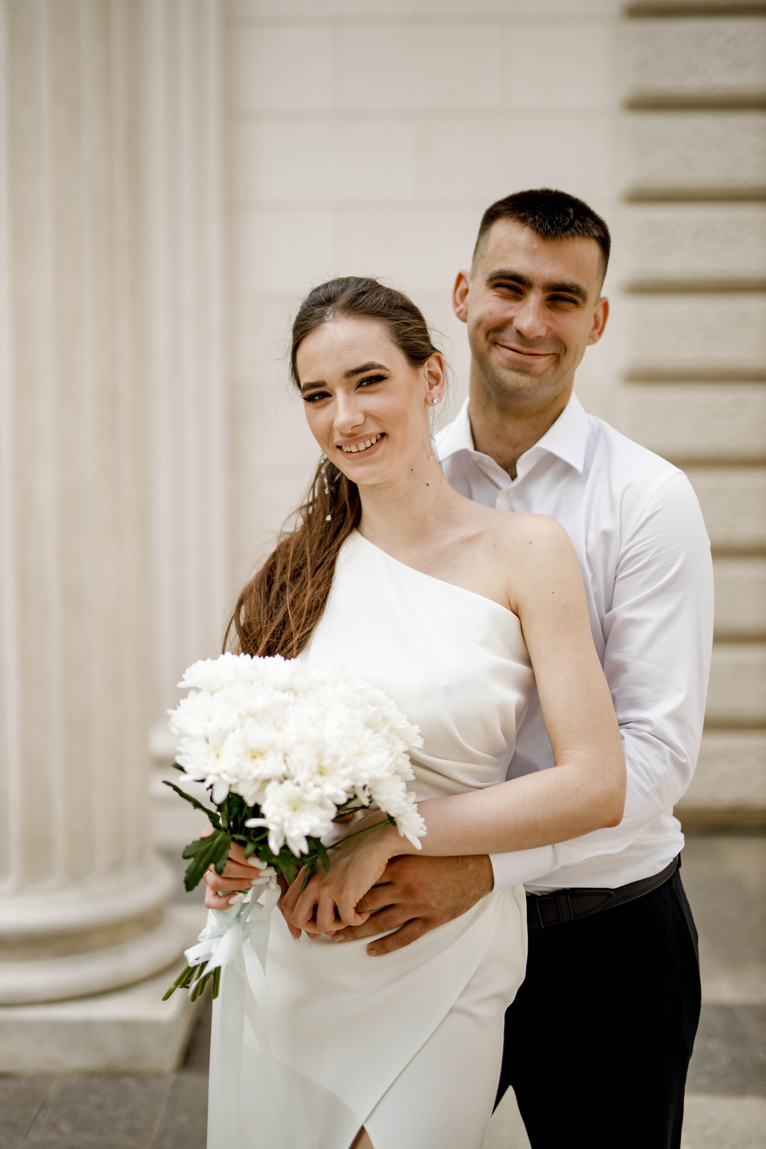 Белый интерьер, яркая любовь: свадебный альбом среди полок. Семейный и свадебный фотограф Ростове-на-Дону