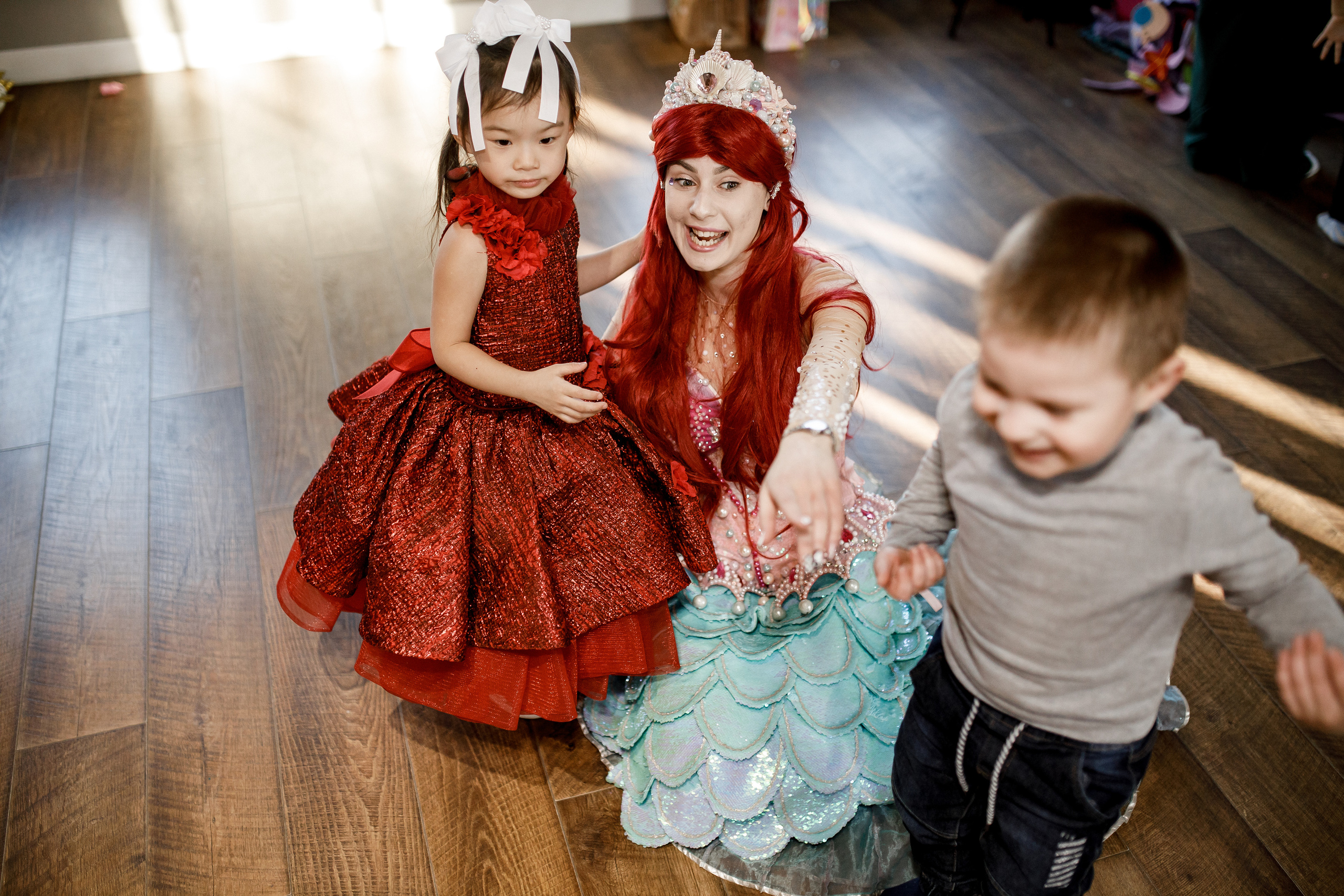 Сказка в красном: фотосессия для девочки в ярком платье: Детская фотография. Семейный и свадебный фотограф Ростове-на-Дону