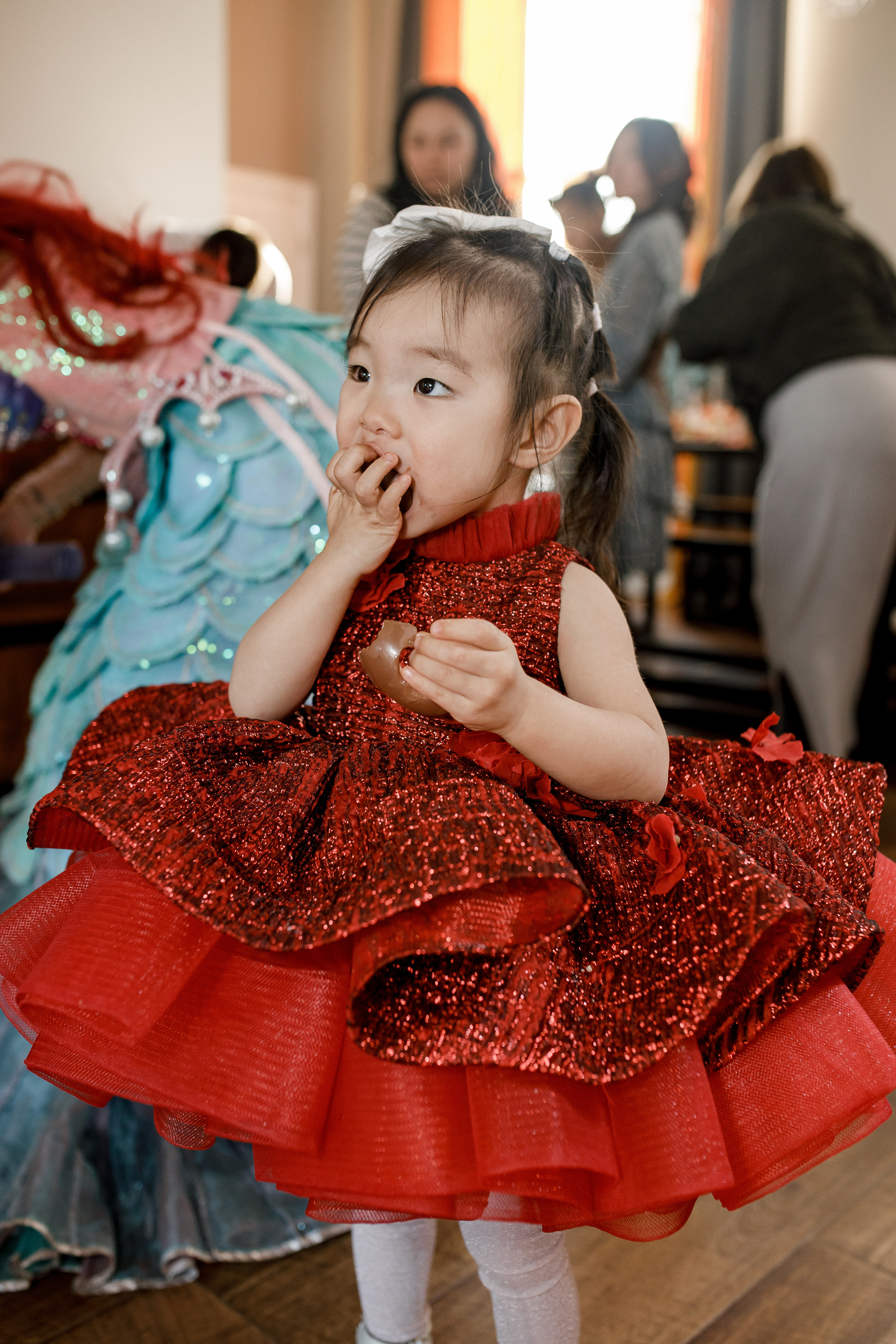 Сказка в красном: фотосессия для девочки в ярком платье: Детская фотография. Семейный и свадебный фотограф Ростове-на-Дону