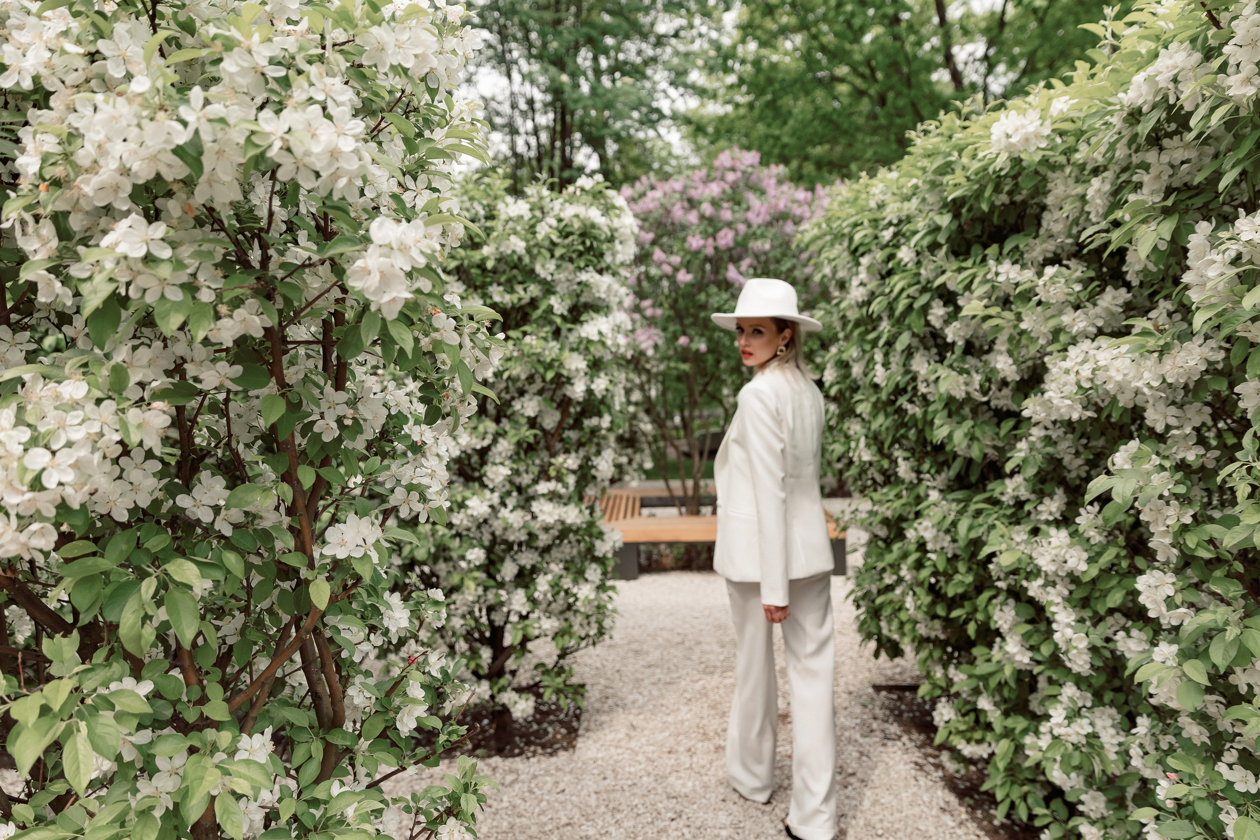 Портретная фотосессия Даши среди яблонь. Свадебный фотограф Москва