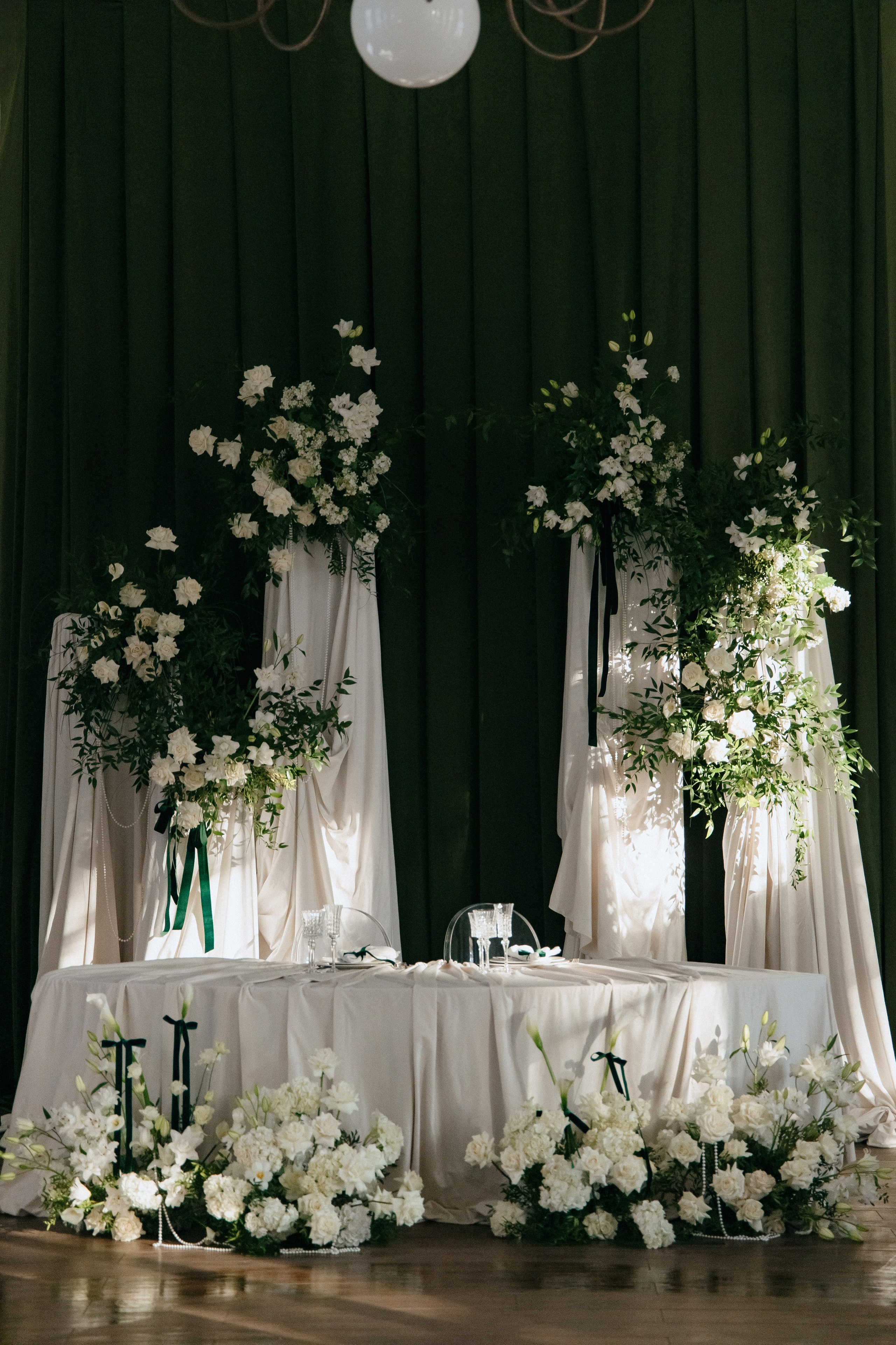 Свадебный декор в акцентном зеленом цвете на вилле политика