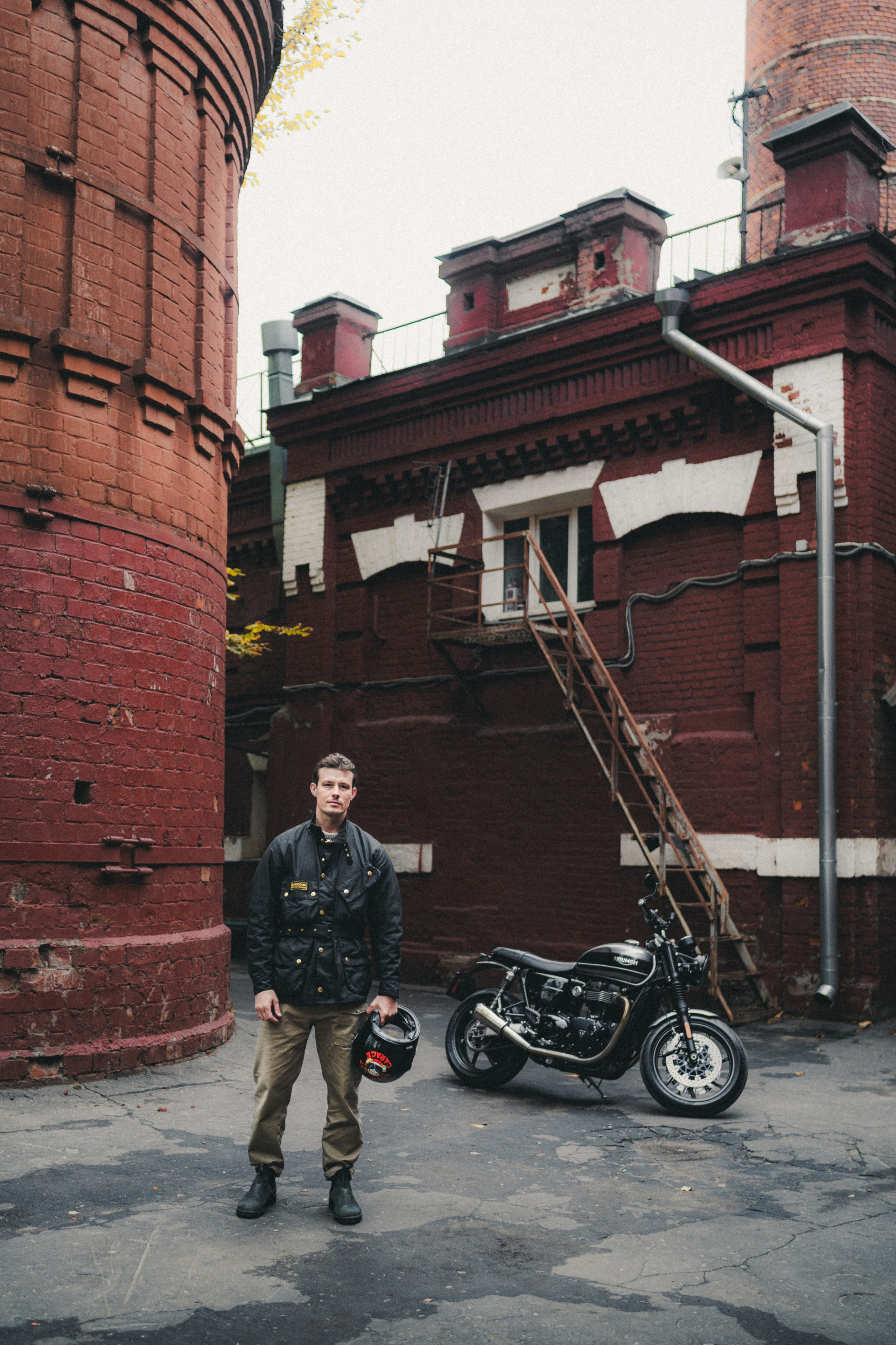 Triumph Speed Twin 1200 x Serge. Фотограф Илья К. в Москве