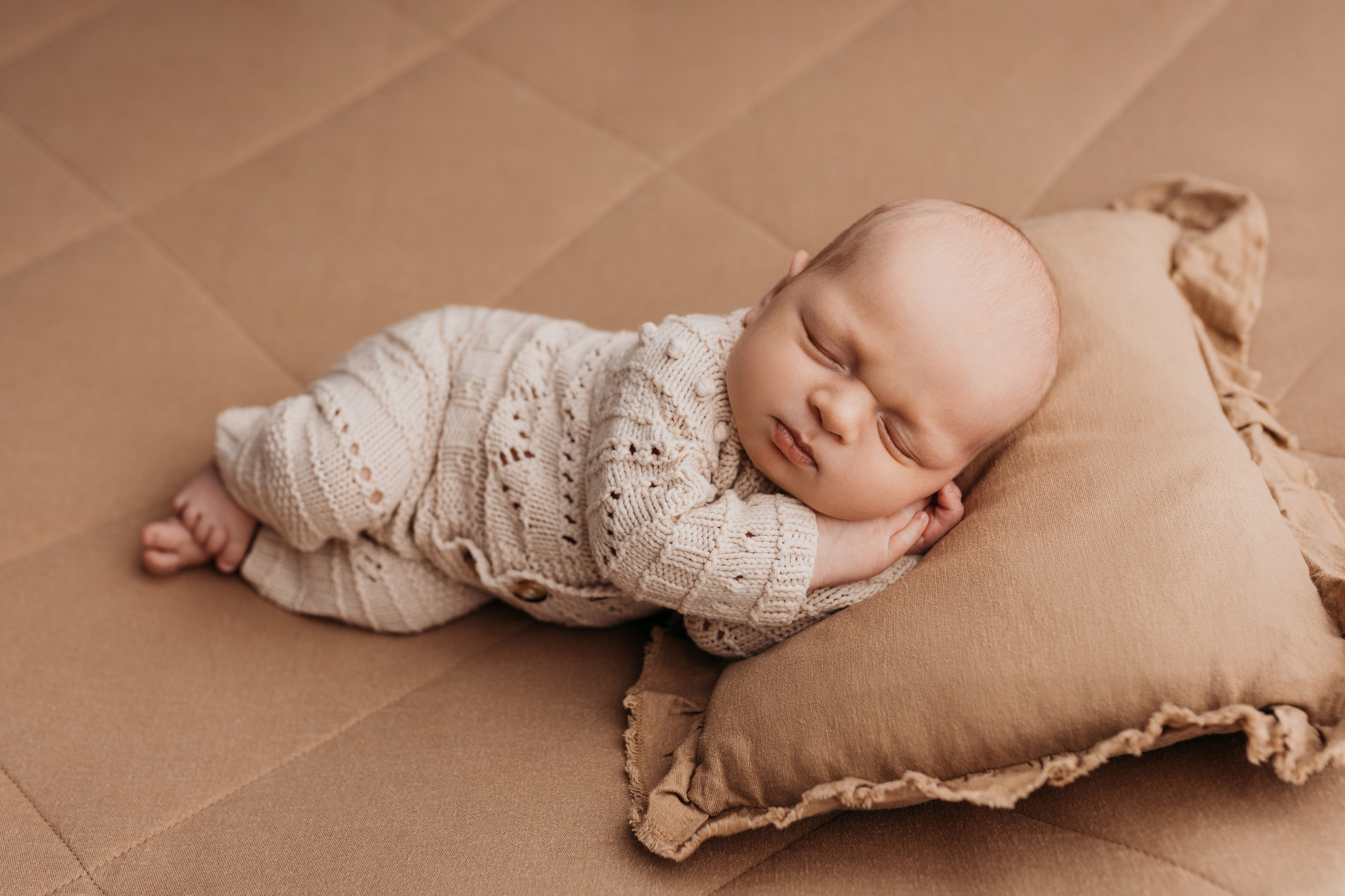 новорожденный малыш лежит на милой подушечке