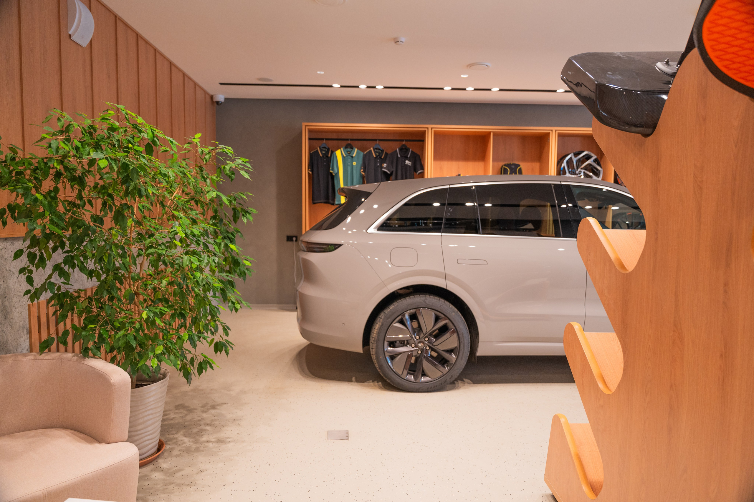 Интерьерная фотосъемка автосалона Elrus в Краснодаре. Zeekr, LiXiang Профессиональная фотосъемка интерьера премиум-автосалона в Краснодаре. Шедевры для Вас! Фотограф и Видеограф в Краснодаре Пахиев Руслан