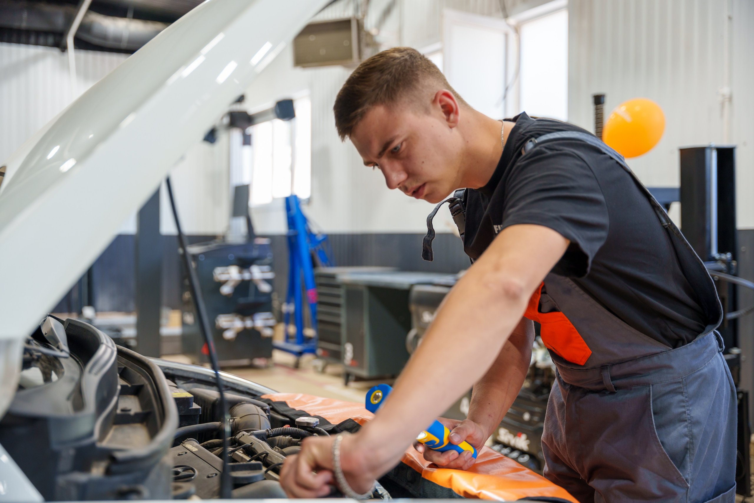 Интерьерная фотосъемка автосервиса Fit Service в Краснодаре — Профессиональная фотосъемка интерьера техцентра в Краснодаресеть СТО. Шедевры для Вас! Фотограф и Видеограф в Краснодаре Пахиев Руслан