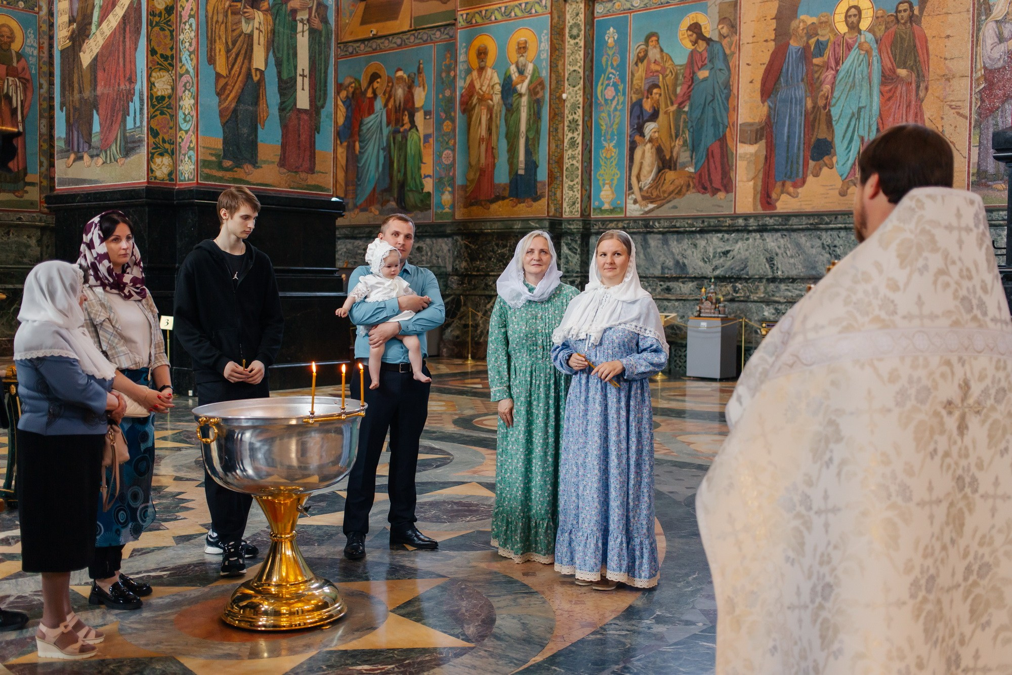 можно ли крестить в спасе на крови, сколько стоит крещение спас на крови, где лучше креститься в спб, лучшая церковь для крещения, где покрестить мальчика, где лучше крестить девочку, где покреститься взрослому, цена крещения для взрослого