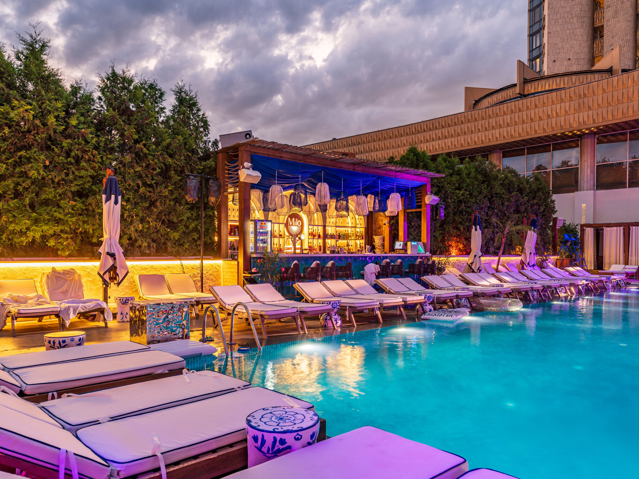 Eden Pool&Bar, съемка бассейна в июле 2026 года. Интерьерный фотограф Алматы