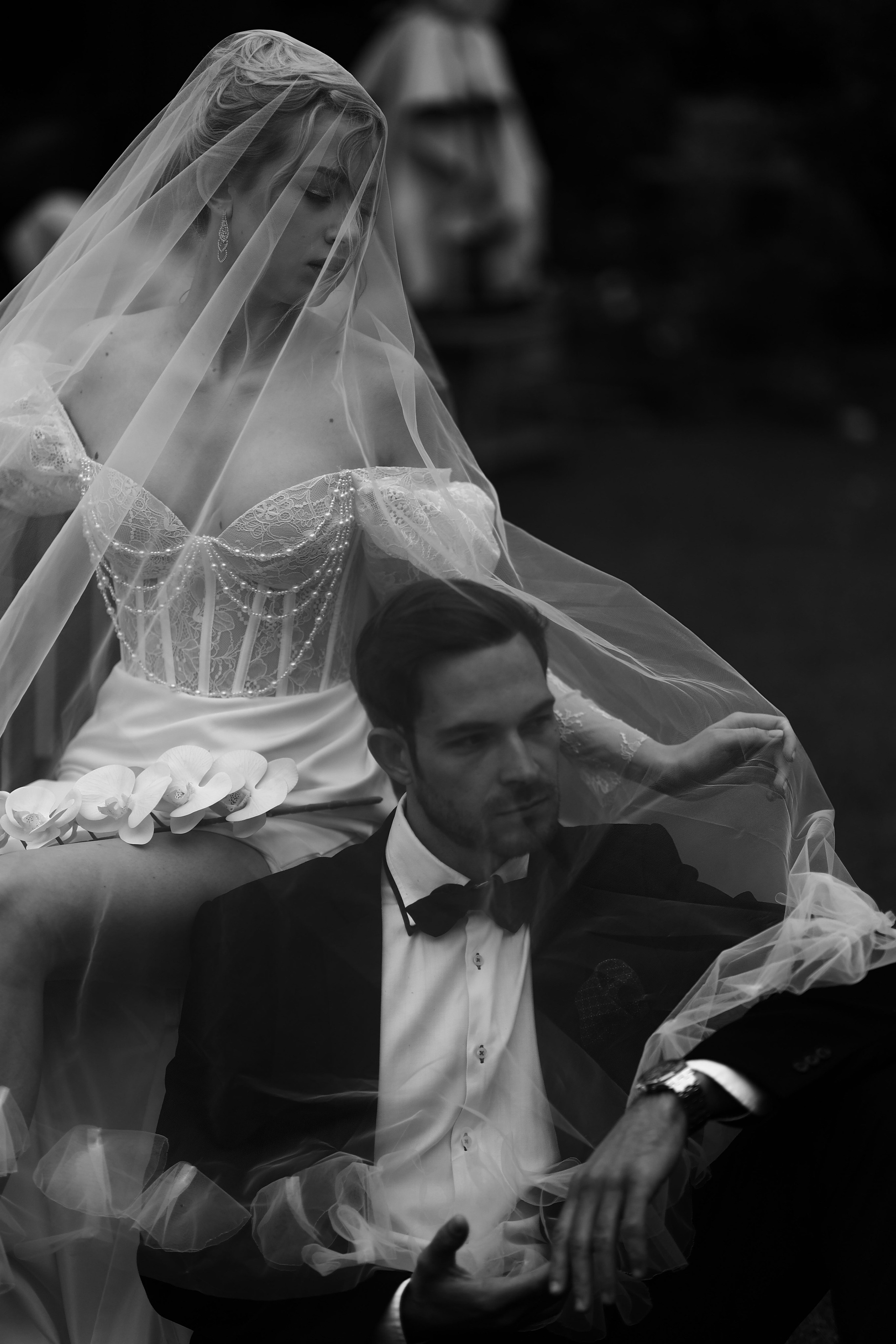 Совместная фотография жениха и невесты под фатой. Фотограф Денис Перминов