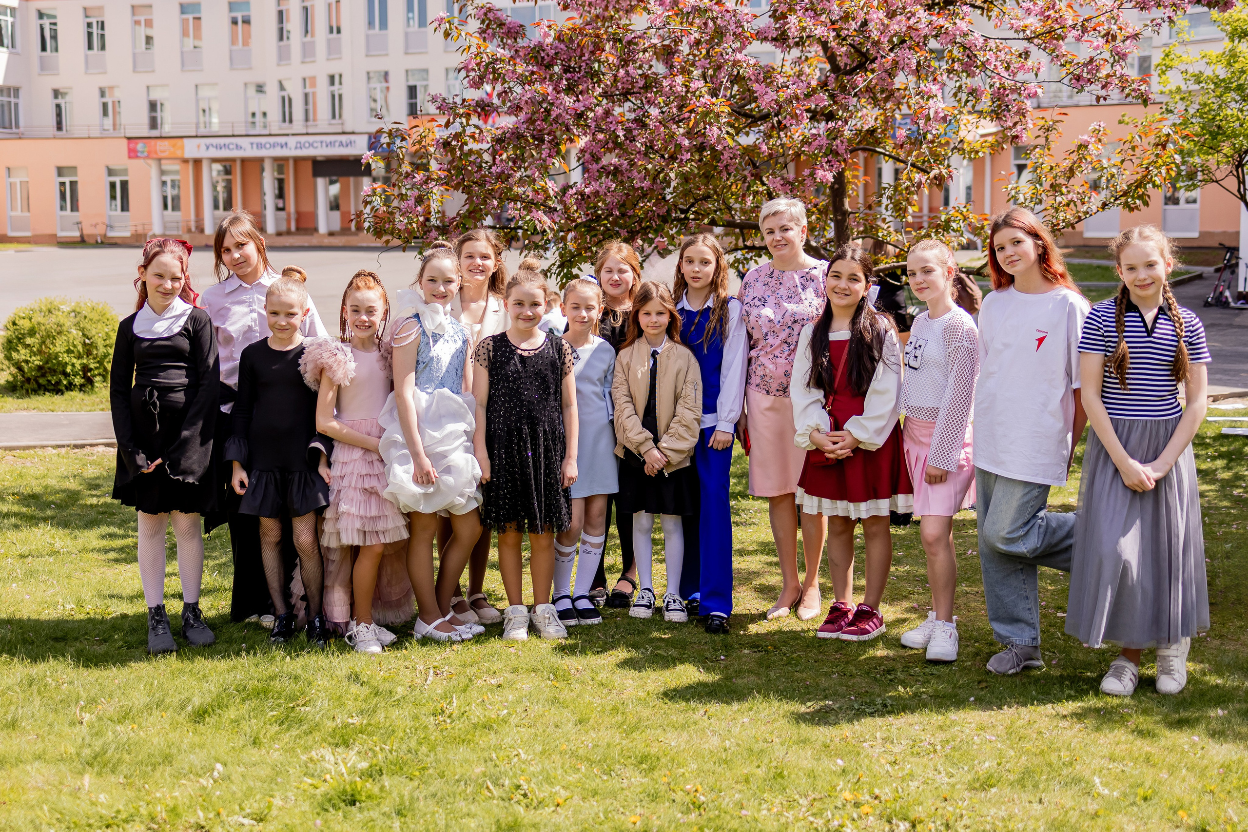 Выпускной в начальной школе на улице. Фотограф и видеограф Москва. Свадебный фотограф, видеограф. Выпускные альбомы. Оживающие альбомы