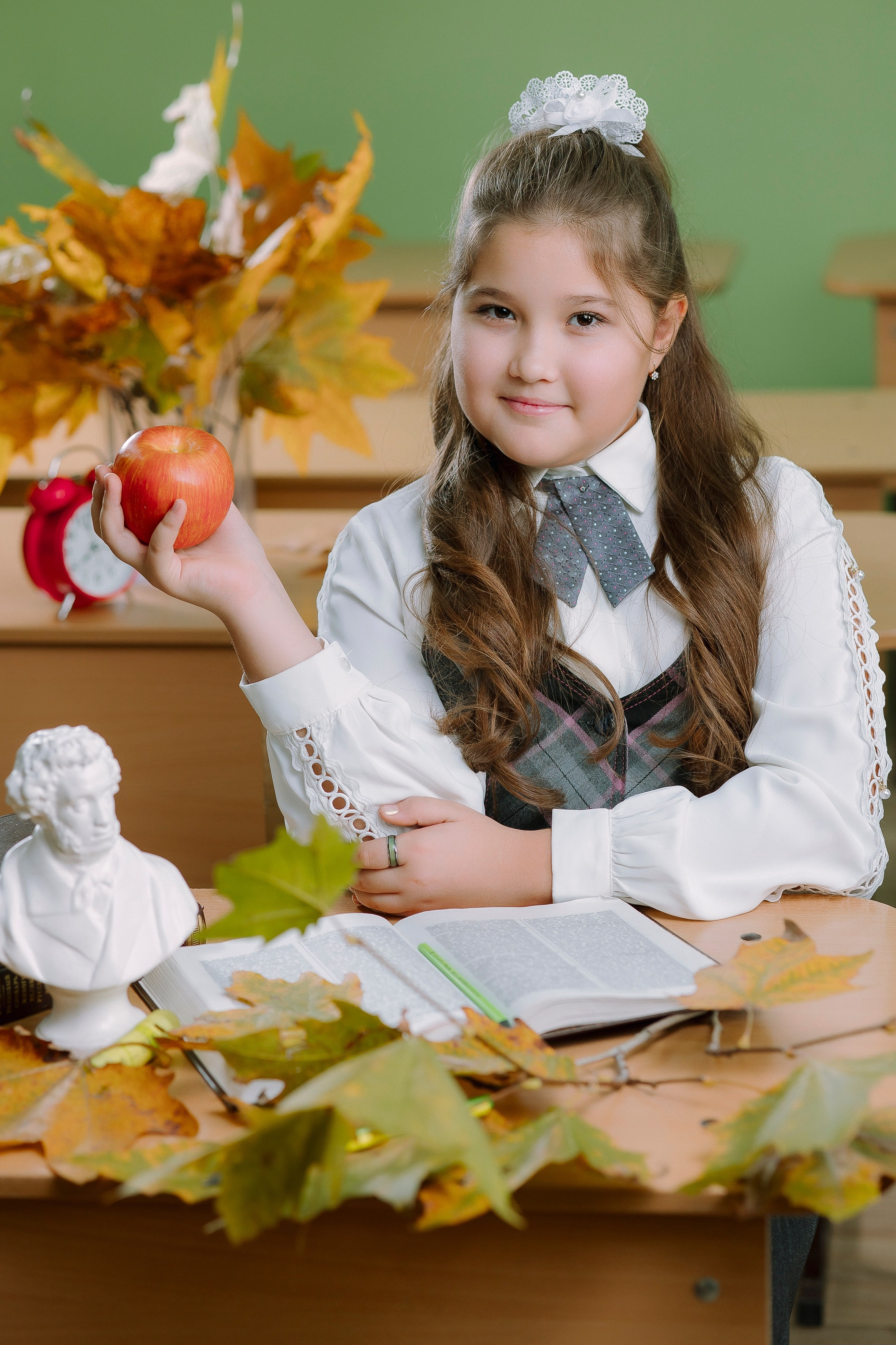 Портреты за партой в классе- Осень. Выпускные альбомы Натальи Бутко: Новороссийск, Анапа, Геленджик