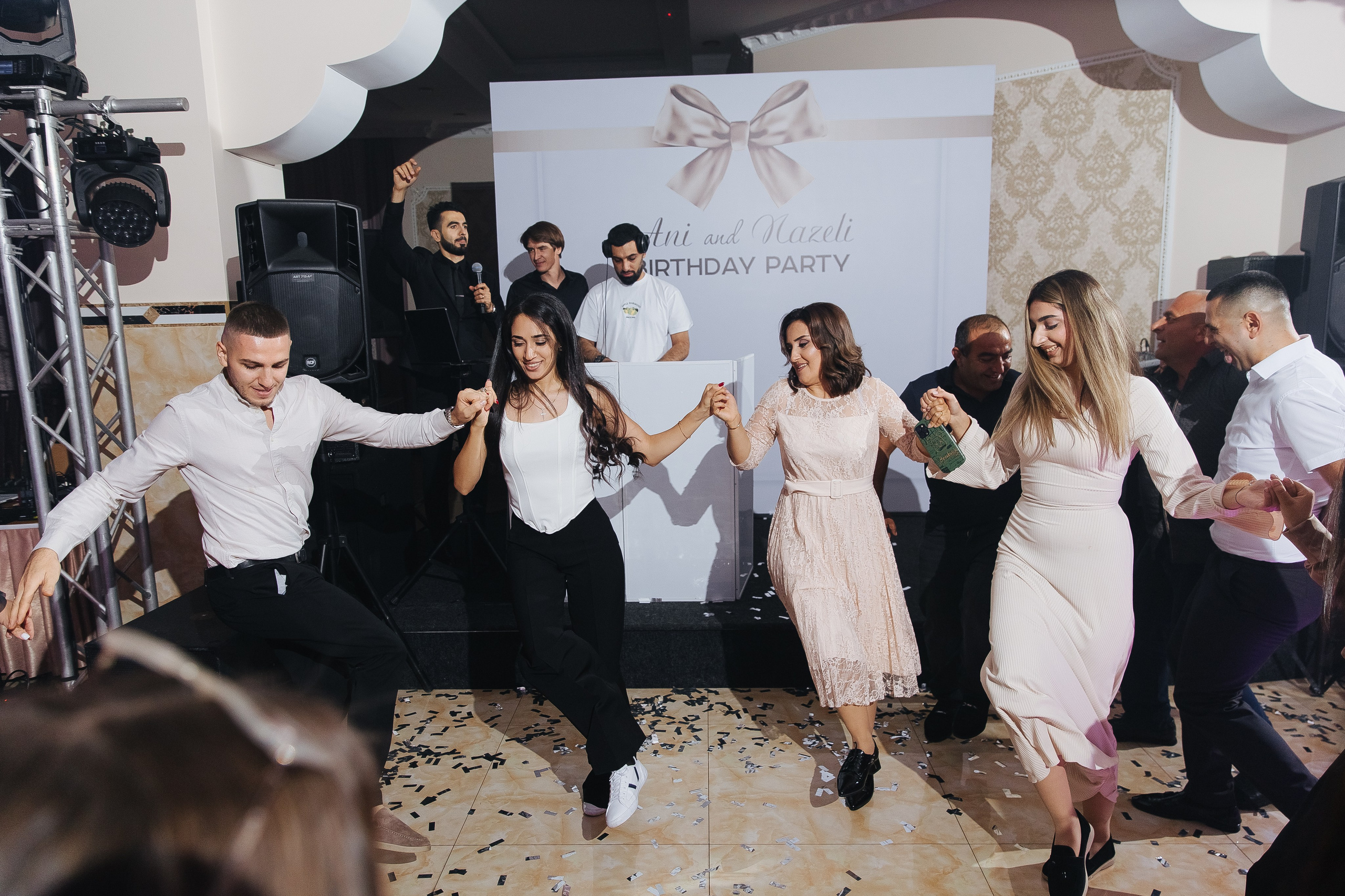 Ани и Назели. 35&5 День рождения, «Янтарь». Фотограф в Красноярске Надежда Воскресенская