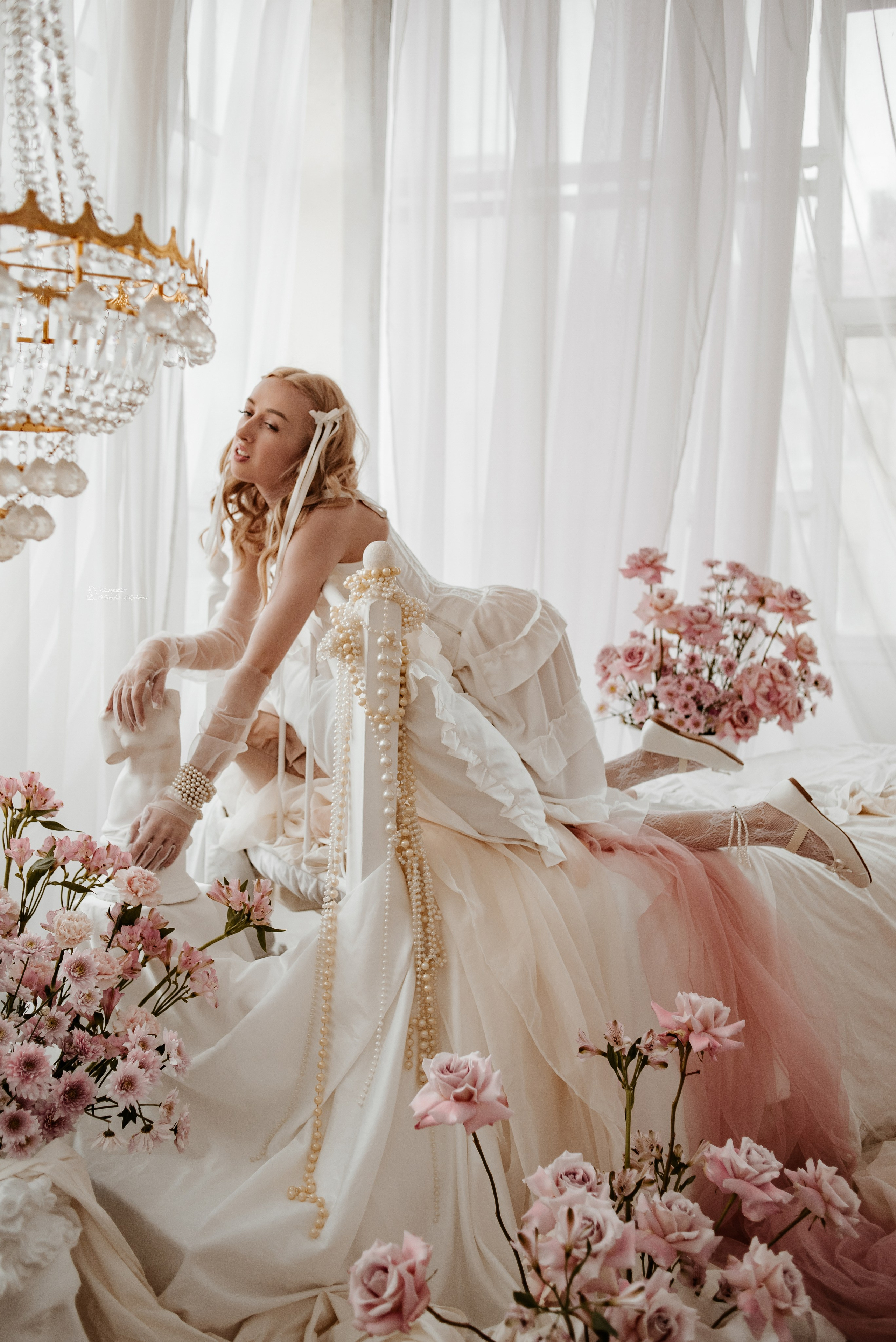 Фотограф: [https://vk.com/capella.photo|Надежда Нуждова]Модель и одежда: [https://vk.com/id14914449|Jannet Just]Макияж и причёска: [https://vk.com/mua_barbiee|Визажист-стилист mua_barbiee]Организатор: [https://vk.com/creative_photoday|creative photoday]Место: [https://vk.com/zapadstudiospb|Фотостудия Zapad]