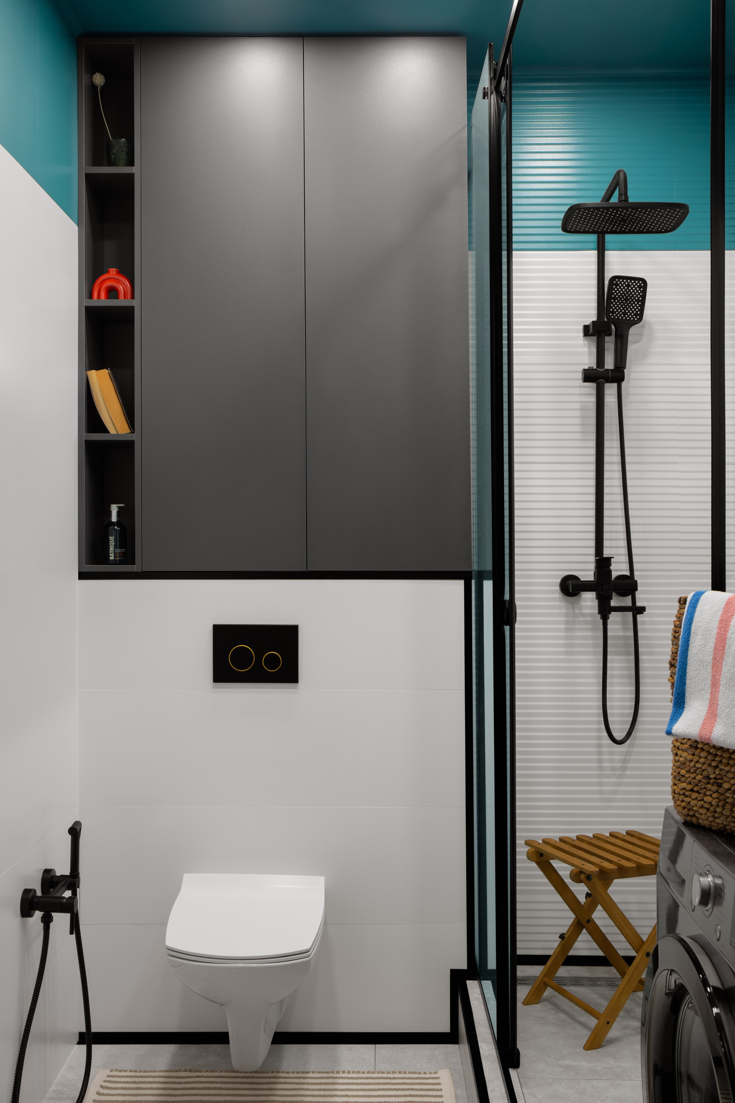 Интерьерная фотография санузла в маленькой квартире с дизайнерским ремонтом