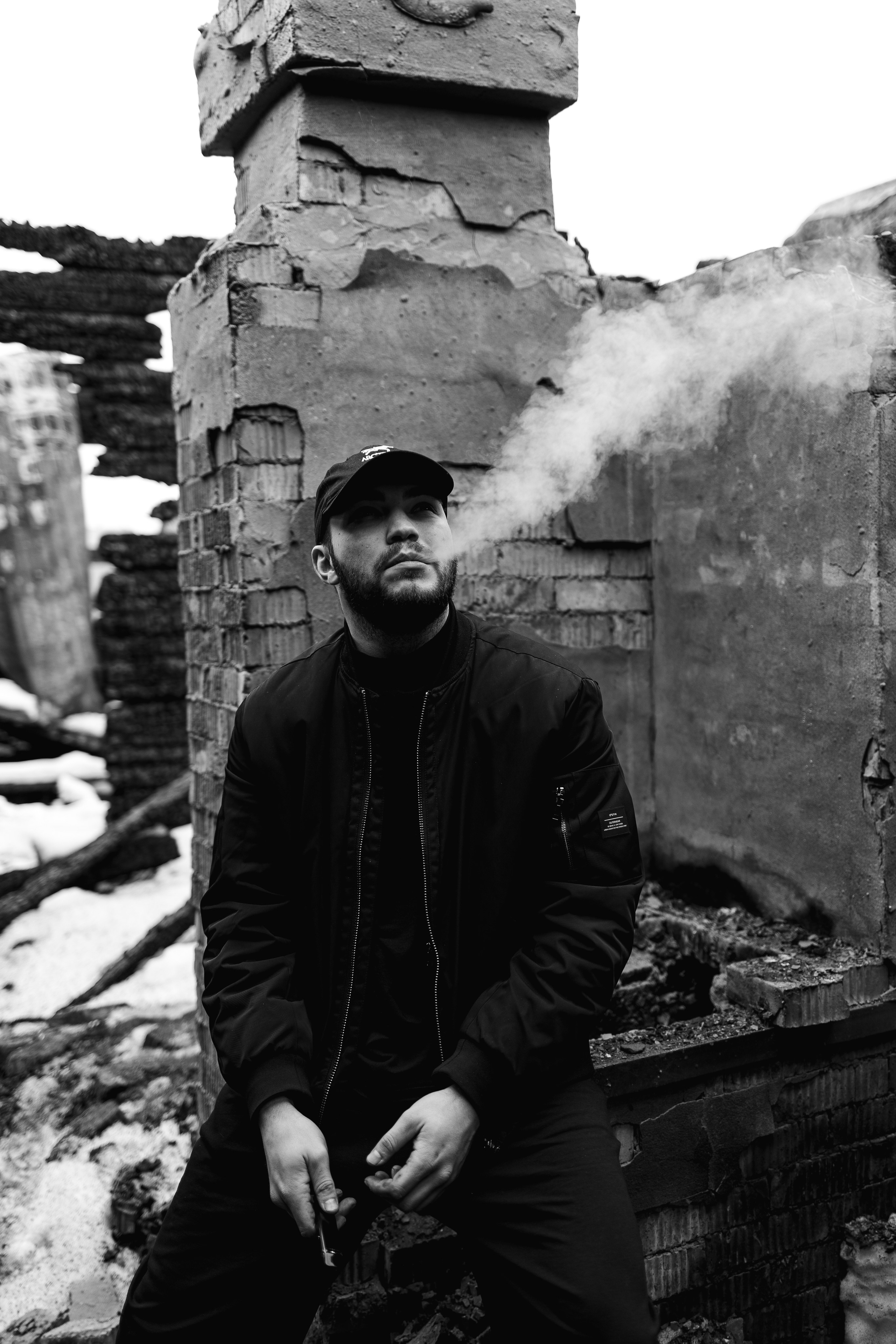 Илья за 1 час до сноса дома, который сгорел у нас в 2023. Семейный фотограф Надежда Каримова | Иркутск Байкал Аршан