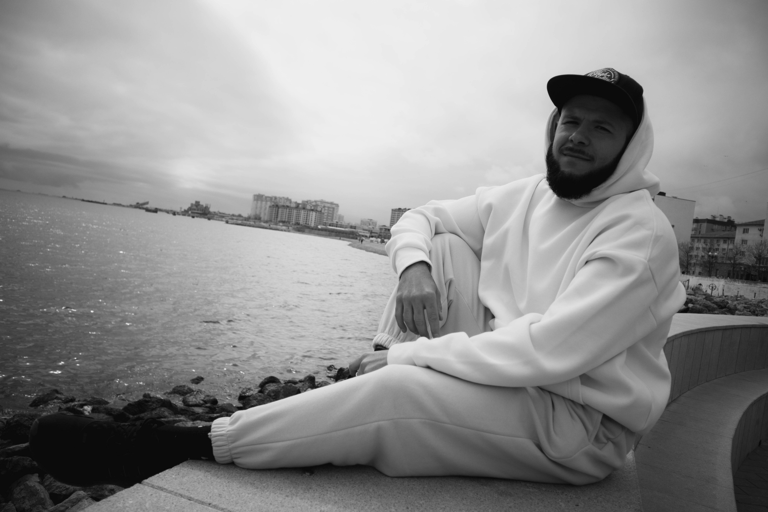 О. Уличный фотограф Города N