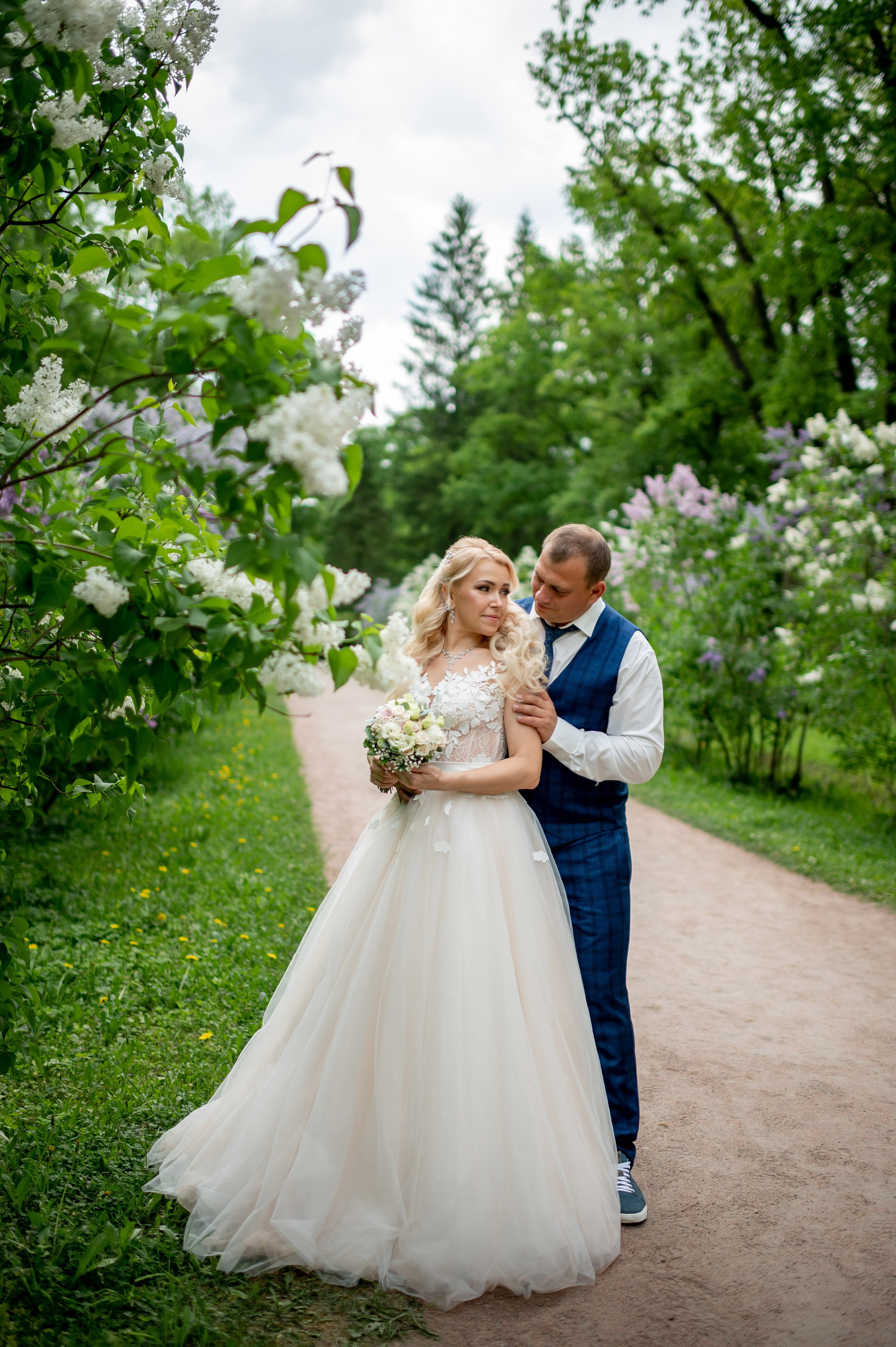 Евгения (фотосессия с малиновым chevrolet camaro, в сирени в Пушкине в Екатерининском парке). Портретный, семейный и свадебный фотограф в Санкт-Петербурге и в Пушкине Ширяев Денис