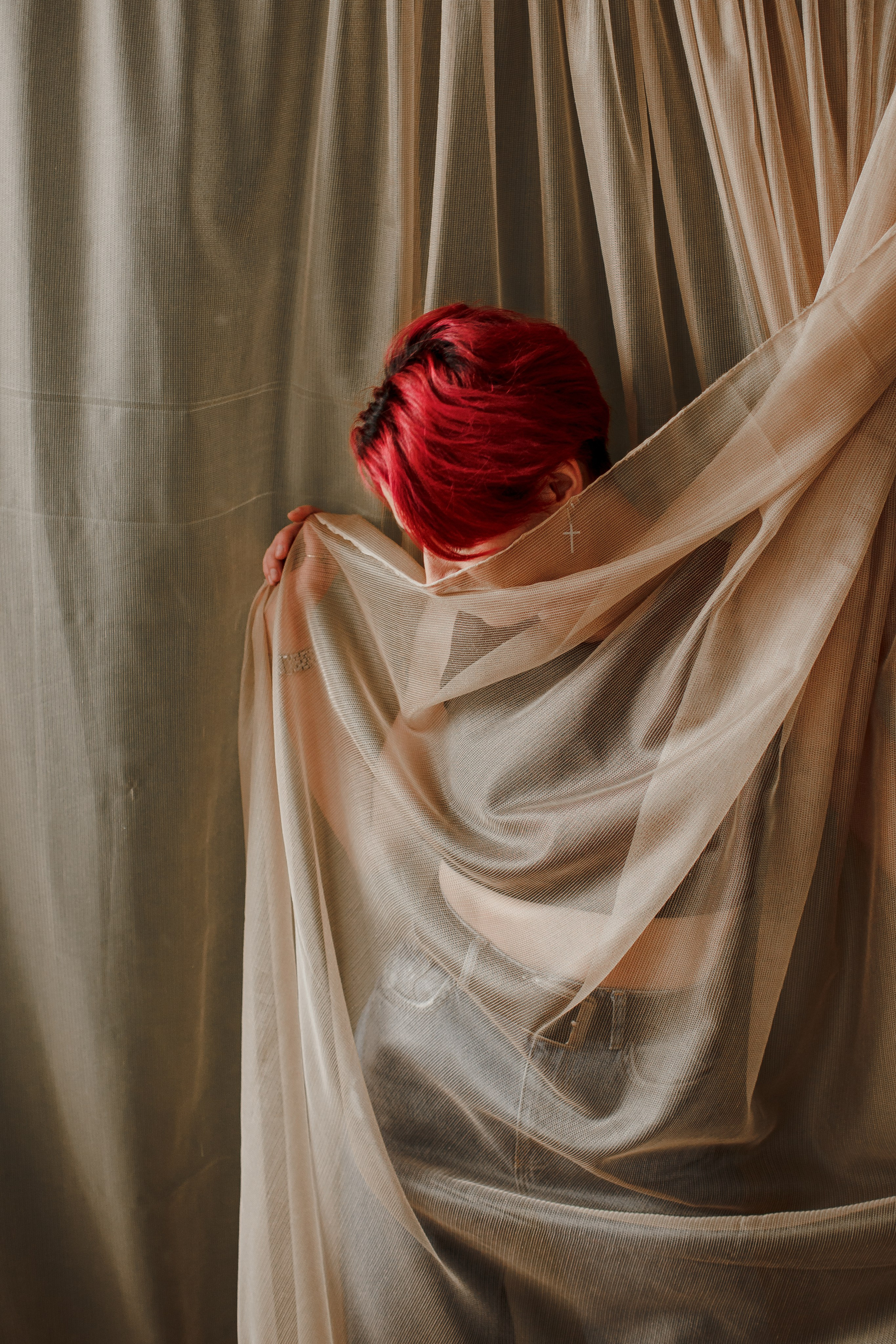 Портрет девушки в воздушных бежевых тканях и полотнах.