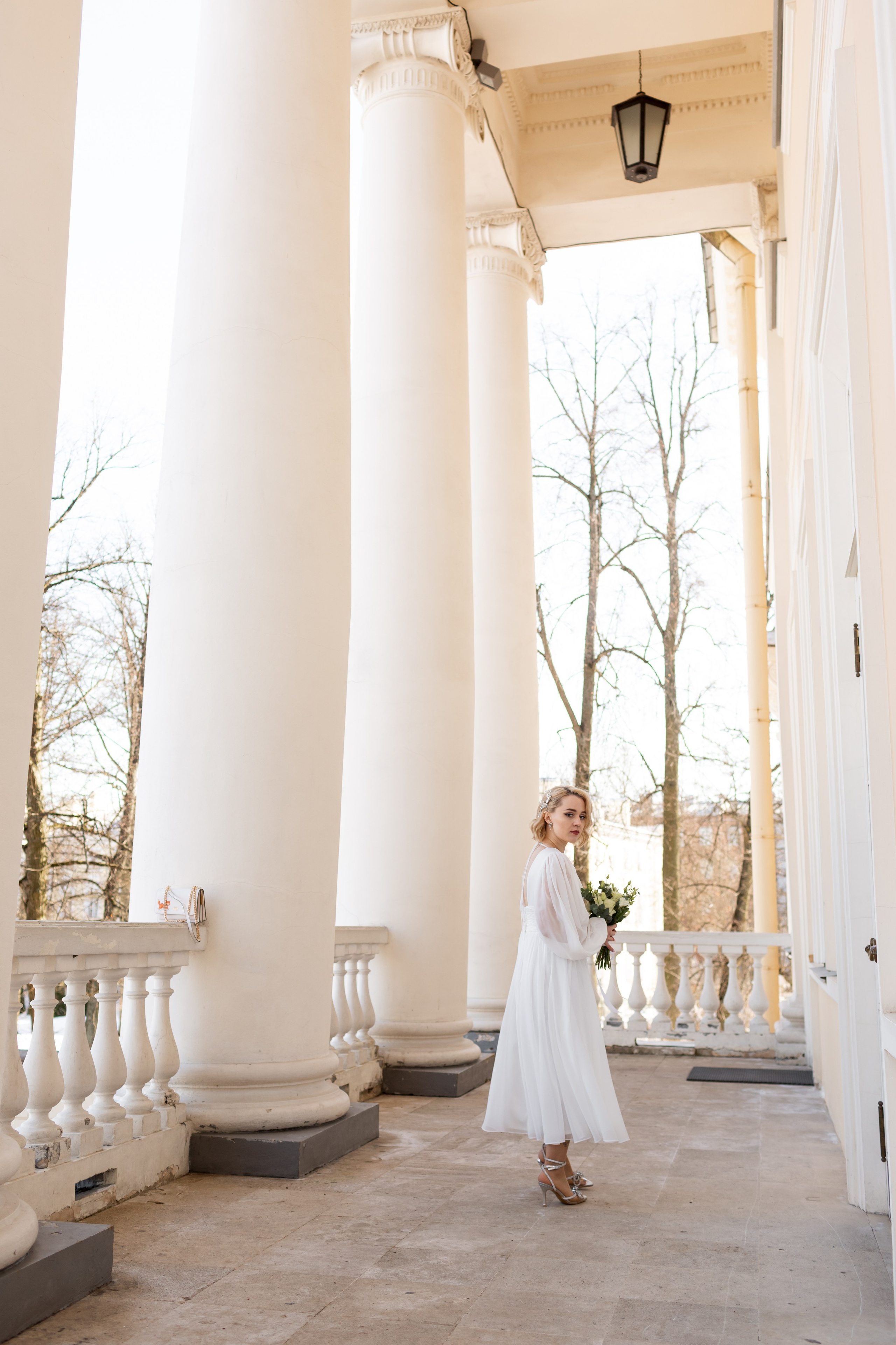 Легкое свадебное платье для невесты в нежном стиле.
