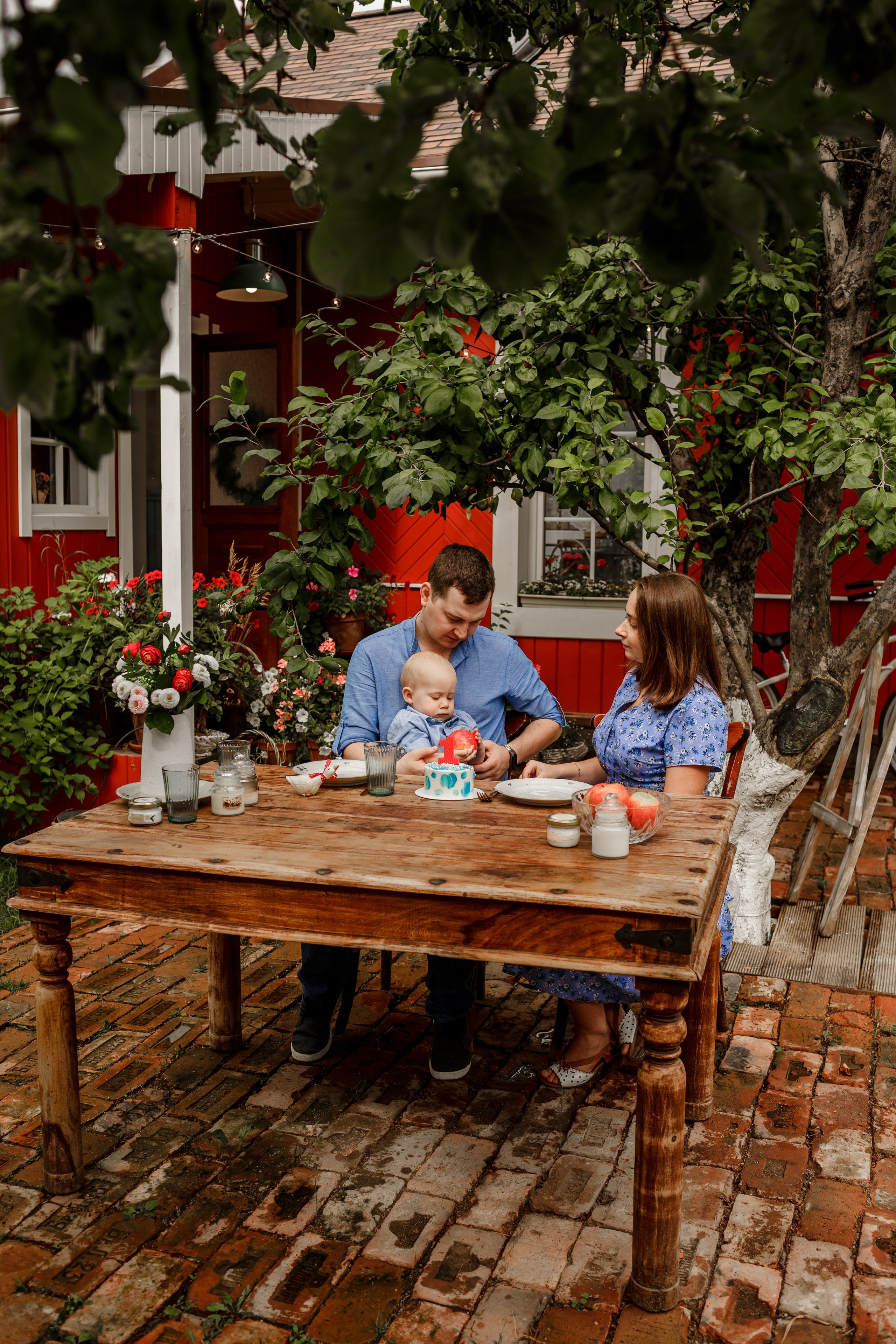 Открытка из детства: семья за деревянным столом  