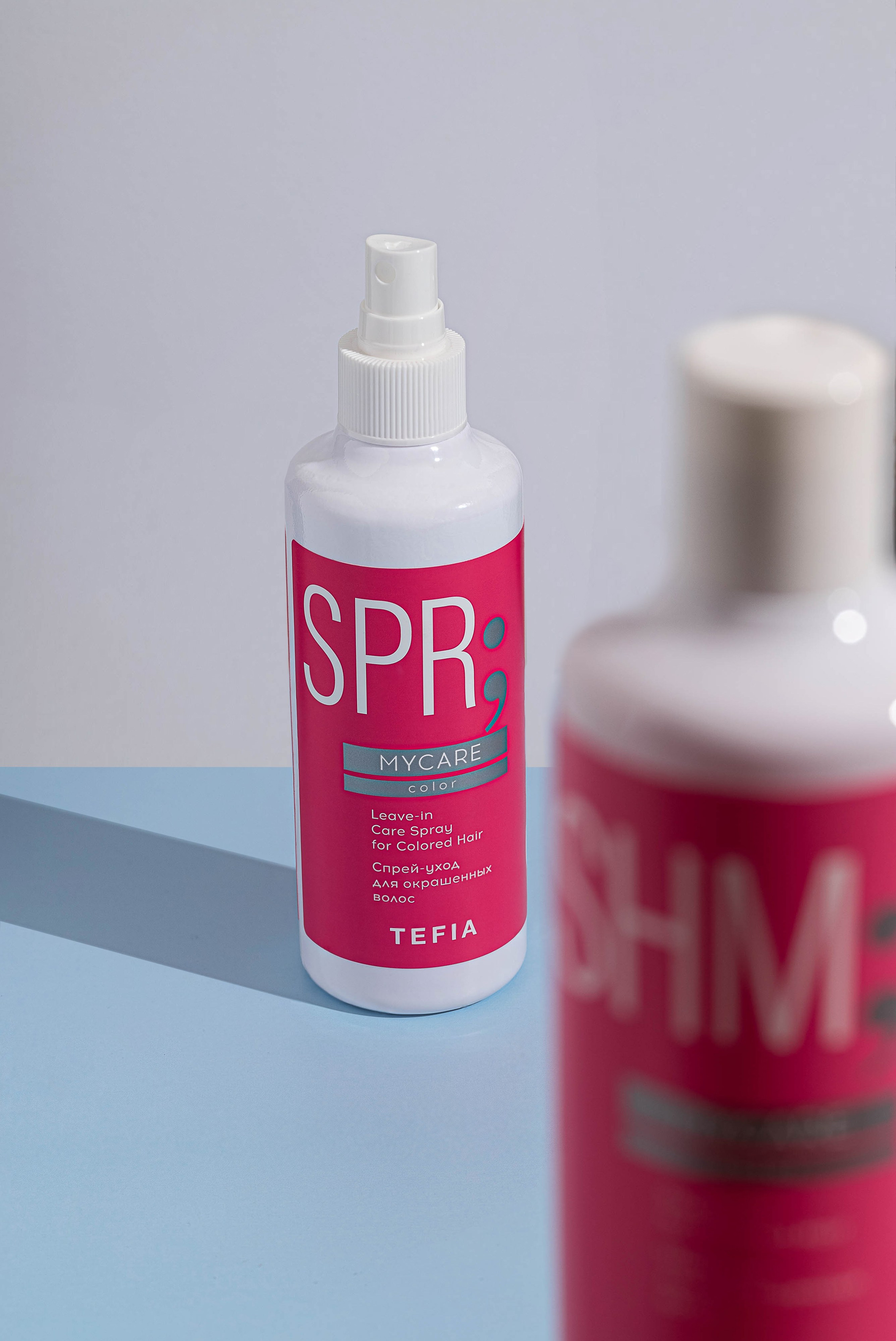 Каталожная фотография спрея для волос. Современная каталожная подача с жесткой тенью. Фото с жесткой тенью. Предметный фотограф.