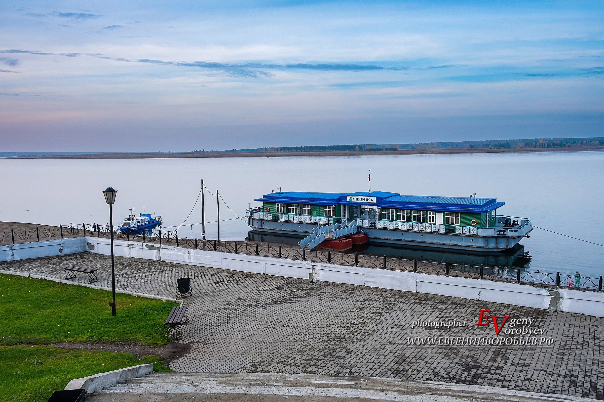экскурсии Енисейск Красноярск аренда микроавтобуса трансфер индивидуальный тур фото набережная дегустация сибирской кухни интересные места что посмотреть куда сходить что посетить достопримечательности в Енисейске  храм церковь монастырь фототур  цена заказать экскурсию программа маршрут смотровые площадки видовые красивые места путешествие туристический маршрут 