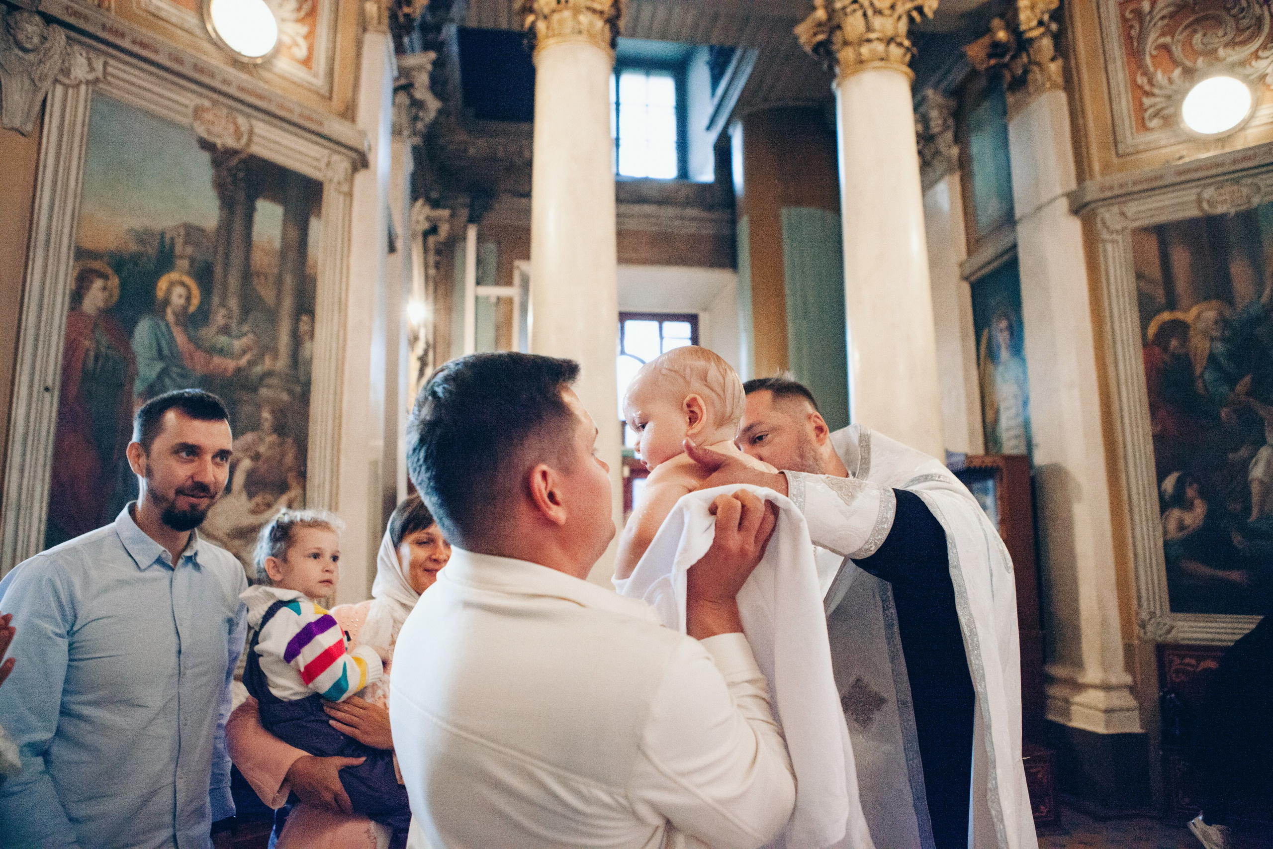 Крещение ребенка в церкви. Фотограф Ольга Ефремова