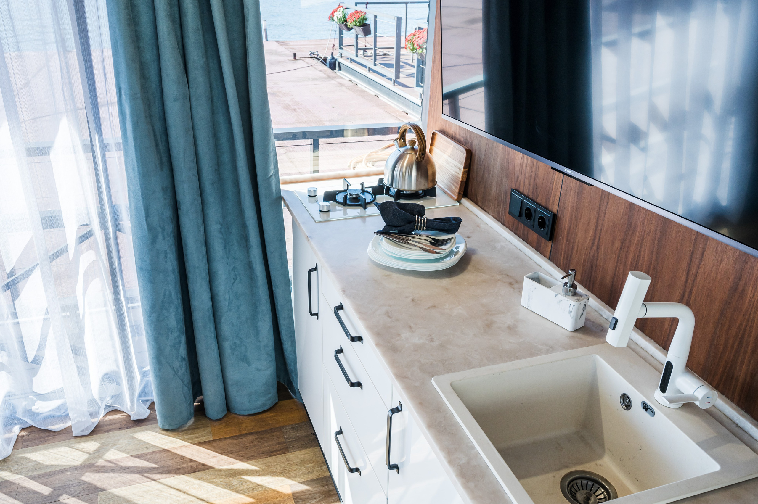 Хаусботы для вечеринок и бизнес-встреч. Интерьерный Фотограф Москва Криста FLY Труфанова