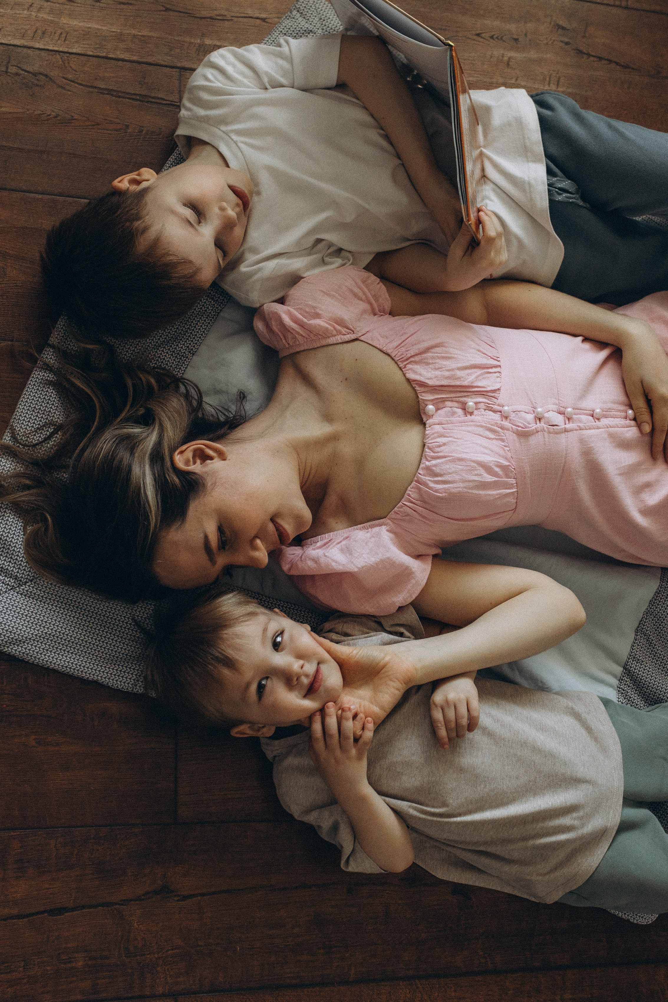 Аня с сыновьями. Семейный фотограф lifestyle в Новосибирске Елена Шпилевая