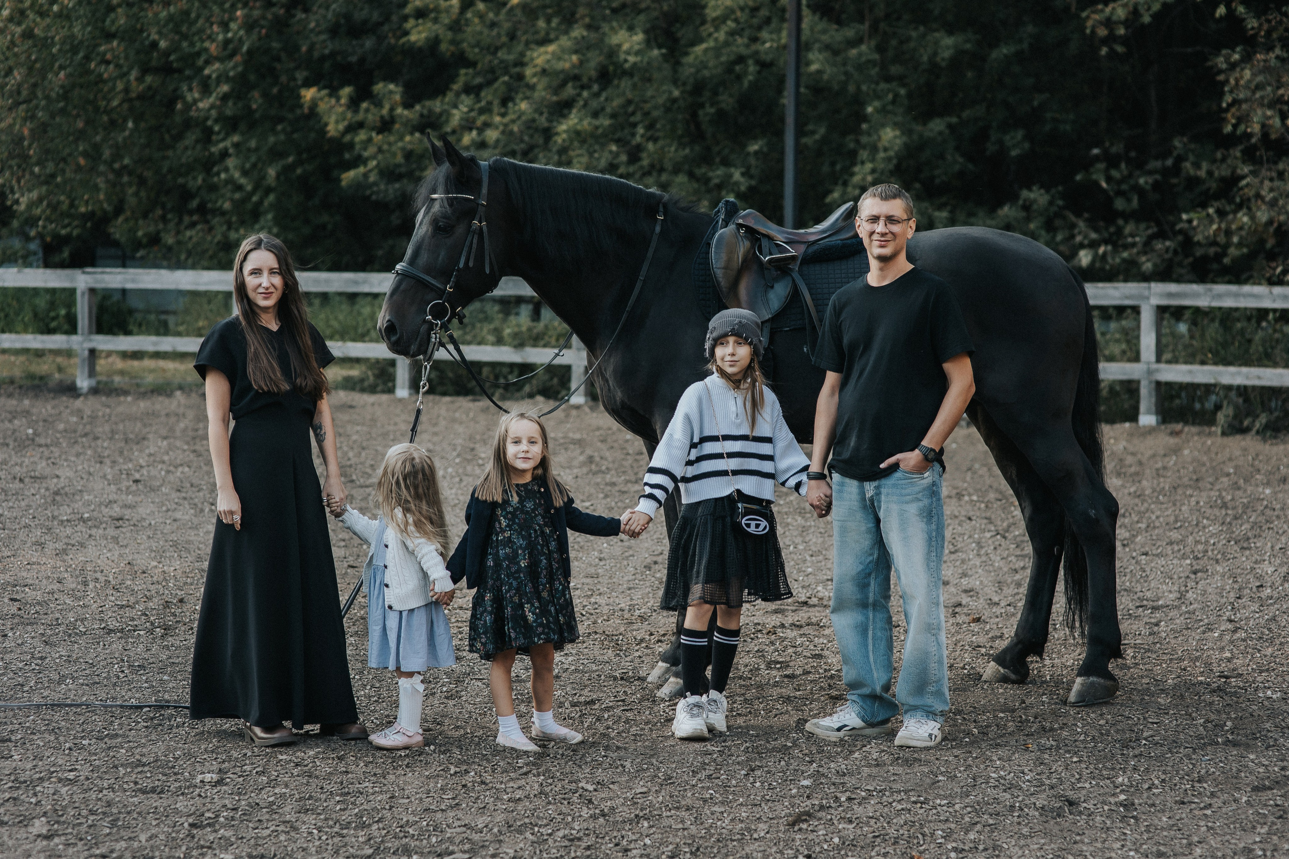 Большая семья и черный конь Султан. Семейный фотограф в Москве Наталья Чуб, заказать Фотокнигу