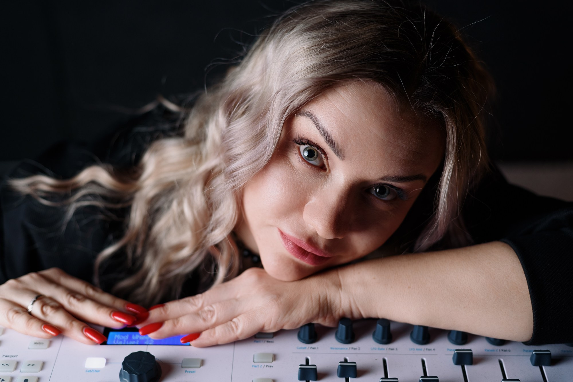 Семейная фотосессия на студии звукозаписи в Тюмени — мама и дочка. Портретный фотограф Тюмень Дарья Мустафина