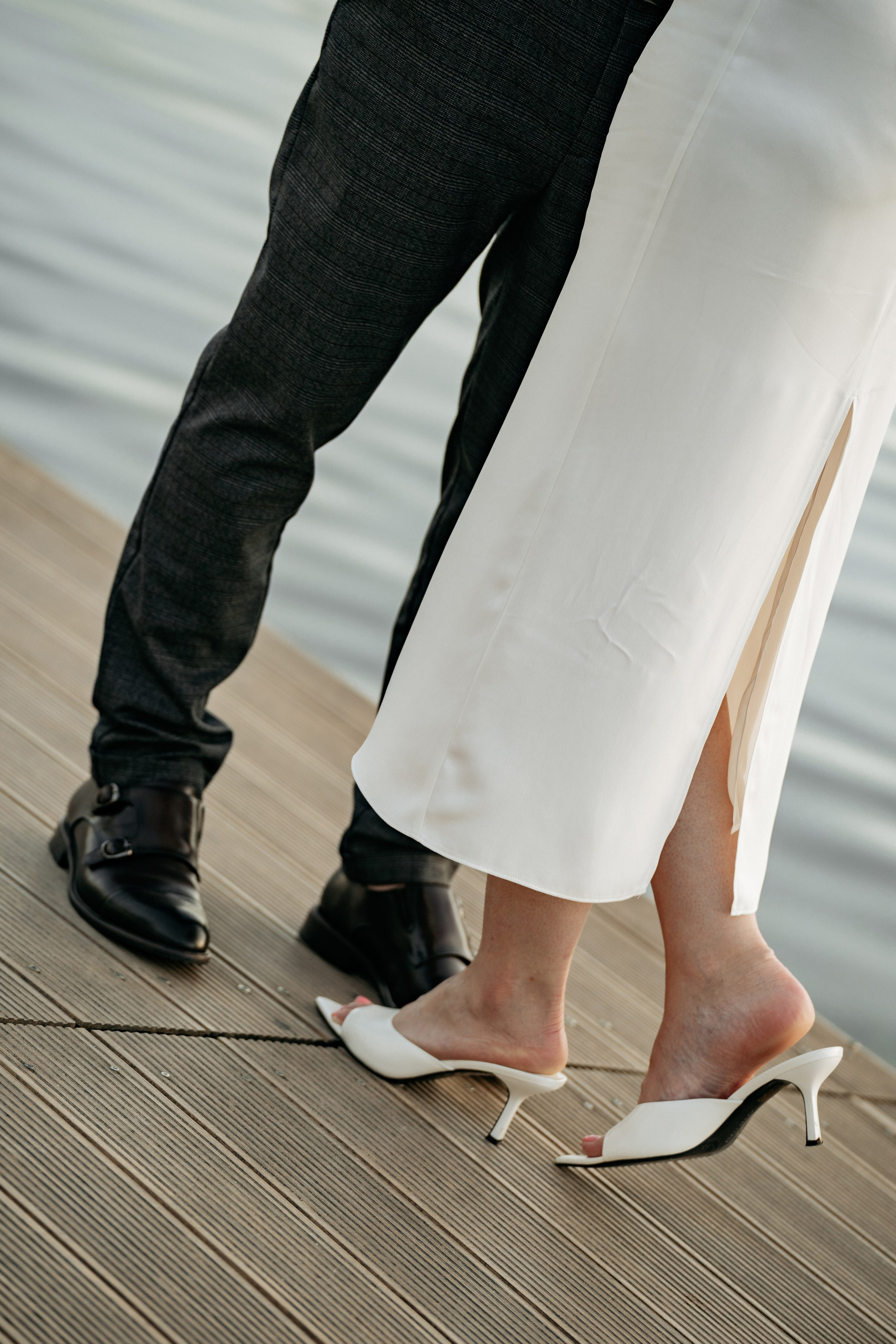 Свадебный фотограф Абрау-Дюрсо делает акцент на эмоциях пары. Эта фотосессия проходила на берегу озера Абрау-Дюрсо. Свадебный фотограф Новороссийск.