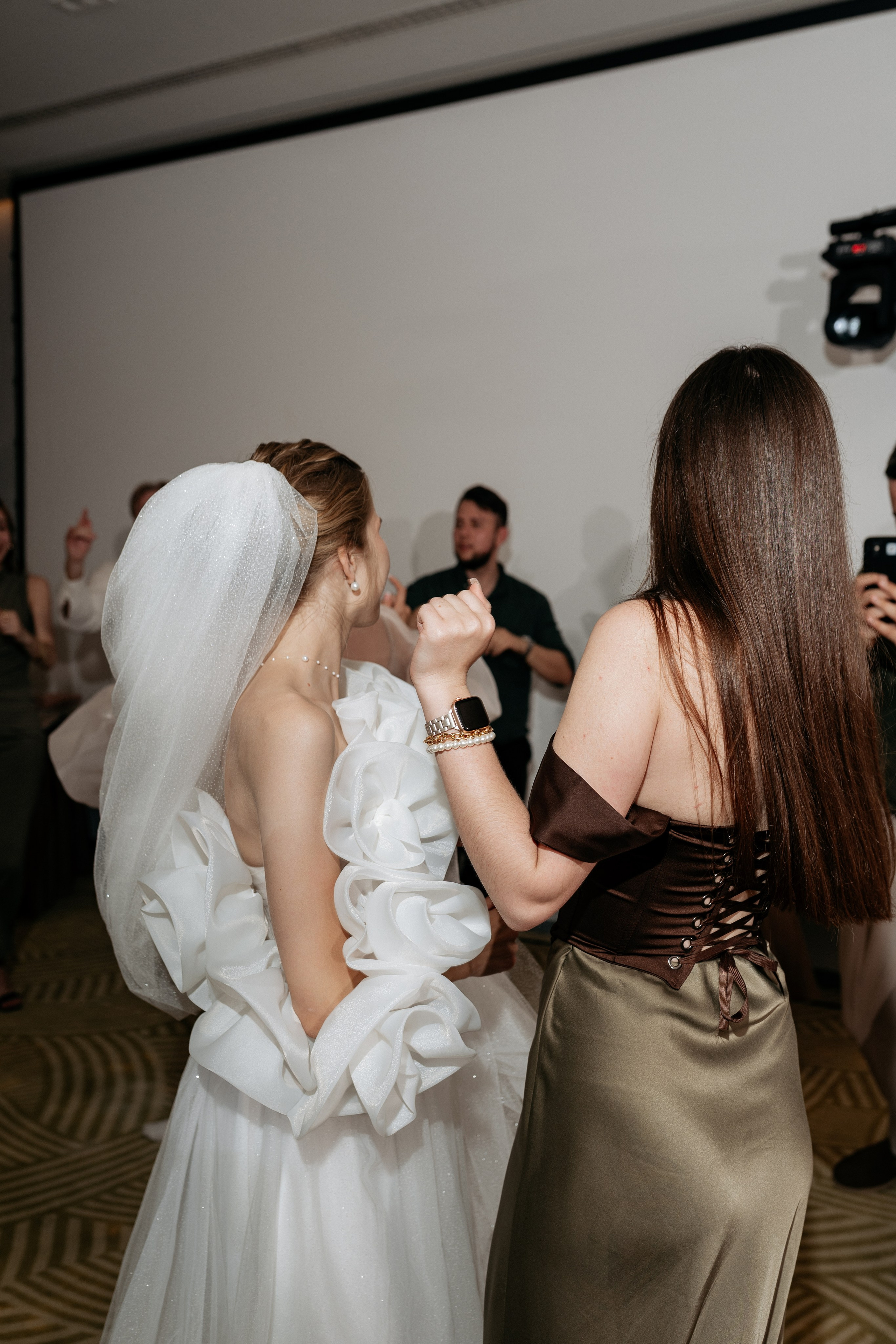 Современная свадебная фотография в Новороссийске - естественные эмоции.